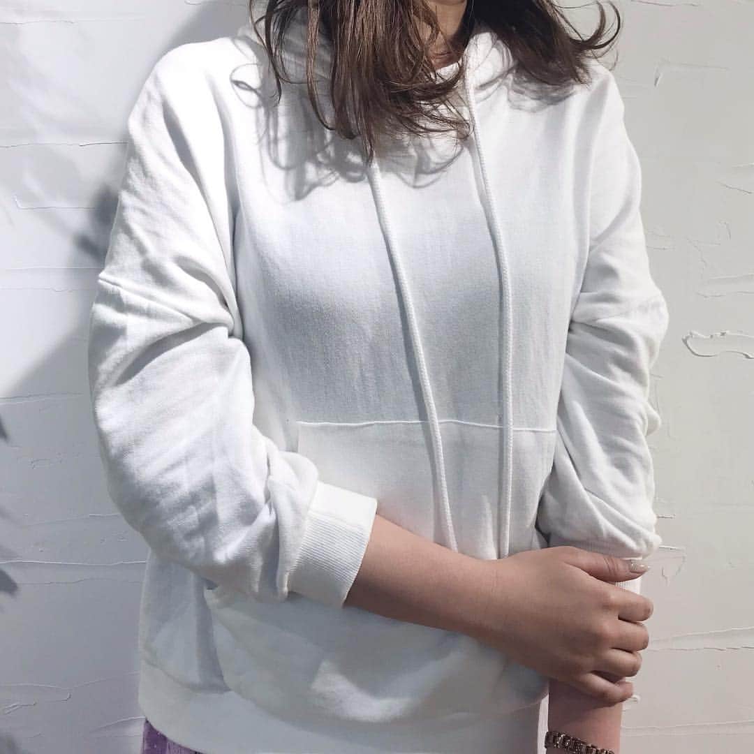神戸レタス/Wowma店のインスタグラム：「. 4/5 洗えるカーディガンが ¥1,590→¥1,490なう❤️ さらに2点以上で5%OFF✨✨ . . 今すぐ神戸レタスWowma!店へGO🏃‍♀️ －－－－－－－－－－－－－－－－－－ . 今週の売れ筋アイテムをご紹介🍋 . . #トップス 【C3732】 ¥ 2,380 size:プルオーバー col:オフホワイト . #スカート 【M2432】 ¥ 2,490 col:ライトパープル . #シューズ 【I1664】 ¥ 5,184 size:5 col:ホワイト . #バッグ 【B1228】 ¥ 1,490 col:ブラック . #ファッション雑貨 【J687】 ¥ 1,690 col:コットン×ピンク . . 通販サイトは、プロフィールURLから飛んで下さい💗 プロフィールからリンクに飛べない場合は「神戸レタス wowma!」「神戸レタス au」で検索してみてください♪商品はサイト内でID検索できます🐶🔍 . #神戸レタス#kobelettuce#プリーツスカート#Gジャン#プチプラコーデ#プチプラ#韓国ファッション#ゆったり#体型カバー#春服#春コーデ#コーデ#今日の服#今日のコーデ#コーディネート#ファッション#ママコーデ#ママリ#ママファッション#しまむら#ザラ#韓国#インスタ映え#お洒落さんと繋がりたい#写真好きな人と繋がりたい」