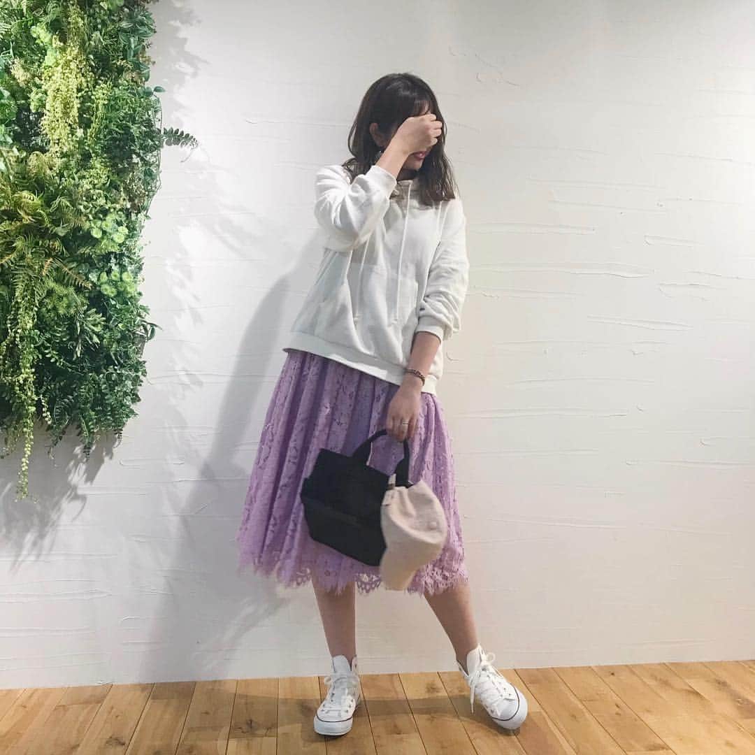 神戸レタス/Wowma店のインスタグラム：「. 4/5 洗えるカーディガンが ¥1,590→¥1,490なう❤️ さらに2点以上で5%OFF✨✨ . . 今すぐ神戸レタスWowma!店へGO🏃‍♀️ －－－－－－－－－－－－－－－－－－ . 今週の売れ筋アイテムをご紹介🍋 . . #トップス 【C3732】 ¥ 2,380 size:プルオーバー col:オフホワイト . #スカート 【M2432】 ¥ 2,490 col:ライトパープル . #シューズ 【I1664】 ¥ 5,184 size:5 col:ホワイト . #バッグ 【B1228】 ¥ 1,490 col:ブラック . #ファッション雑貨 【J687】 ¥ 1,690 col:コットン×ピンク . . 通販サイトは、プロフィールURLから飛んで下さい💗 プロフィールからリンクに飛べない場合は「神戸レタス wowma!」「神戸レタス au」で検索してみてください♪商品はサイト内でID検索できます🐶🔍 . #神戸レタス#kobelettuce#プリーツスカート#Gジャン#プチプラコーデ#プチプラ#韓国ファッション#ゆったり#体型カバー#春服#春コーデ#コーデ#今日の服#今日のコーデ#コーディネート#ファッション#ママコーデ#ママリ#ママファッション#しまむら#ザラ#韓国#インスタ映え#お洒落さんと繋がりたい#写真好きな人と繋がりたい」