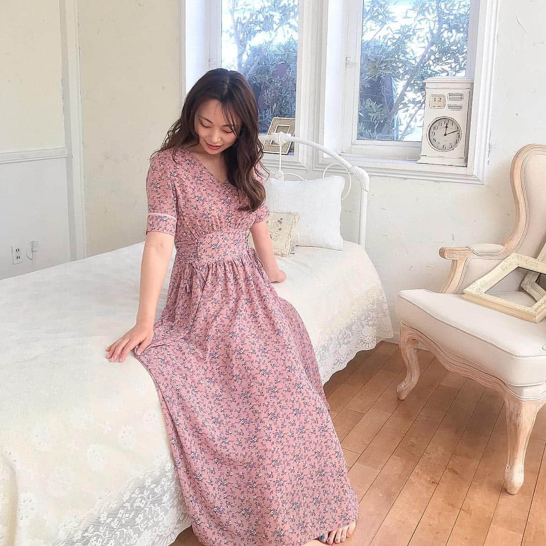 Yuuki mimuraさんのインスタグラム写真 - (Yuuki mimuraInstagram)「🌸 . . 今日は撮影にワンピース着て行ったら 『みむさん、そういうの着るんですね⁈』って 驚かれたよ笑笑 …😌着るよ💞笑 . #eclin ( @eclin_official )のワンピースは ディテールが凝ってて好き💕 ちょっと見にくいんだけど ウエストの部分がレースアップになってるんだ〜〜🎗 お部屋が可愛かったから まっすー( @masuuu324 )に写真撮ってもらったよ💞 . . . ♡#hair♡#hairstyle♡#hairmake♡#make♡#salon♡#pink♡#model♡#photo♡#photoshoot♡#shoot♡#girl♡#love♡#Instagood♡#コーディネート♡#dress♡#モデル♡#撮影♡#메이크업 ♡#데일리록 ♡#일본 ♡#ビジョビ  #ootd#coordinate」4月5日 16時49分 - u0829u