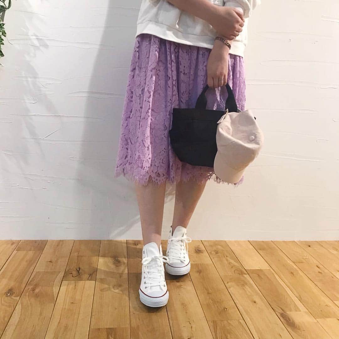 神戸レタス/Wowma店のインスタグラム：「. 4/5 洗えるカーディガンが ¥1,590→¥1,490なう❤️ さらに2点以上で5%OFF✨✨ . . 今すぐ神戸レタスWowma!店へGO🏃‍♀️ －－－－－－－－－－－－－－－－－－ . 今週の売れ筋アイテムをご紹介🍋 . . #トップス 【C3732】 ¥ 2,380 size:プルオーバー col:オフホワイト . #スカート 【M2432】 ¥ 2,490 col:ライトパープル . #シューズ 【I1664】 ¥ 5,184 size:5 col:ホワイト . #バッグ 【B1228】 ¥ 1,490 col:ブラック . #ファッション雑貨 【J687】 ¥ 1,690 col:コットン×ピンク . . 通販サイトは、プロフィールURLから飛んで下さい💗 プロフィールからリンクに飛べない場合は「神戸レタス wowma!」「神戸レタス au」で検索してみてください♪商品はサイト内でID検索できます🐶🔍 . #神戸レタス#kobelettuce#プリーツスカート#Gジャン#プチプラコーデ#プチプラ#韓国ファッション#ゆったり#体型カバー#春服#春コーデ#コーデ#今日の服#今日のコーデ#コーディネート#ファッション#ママコーデ#ママリ#ママファッション#しまむら#ザラ#韓国#インスタ映え#お洒落さんと繋がりたい#写真好きな人と繋がりたい」