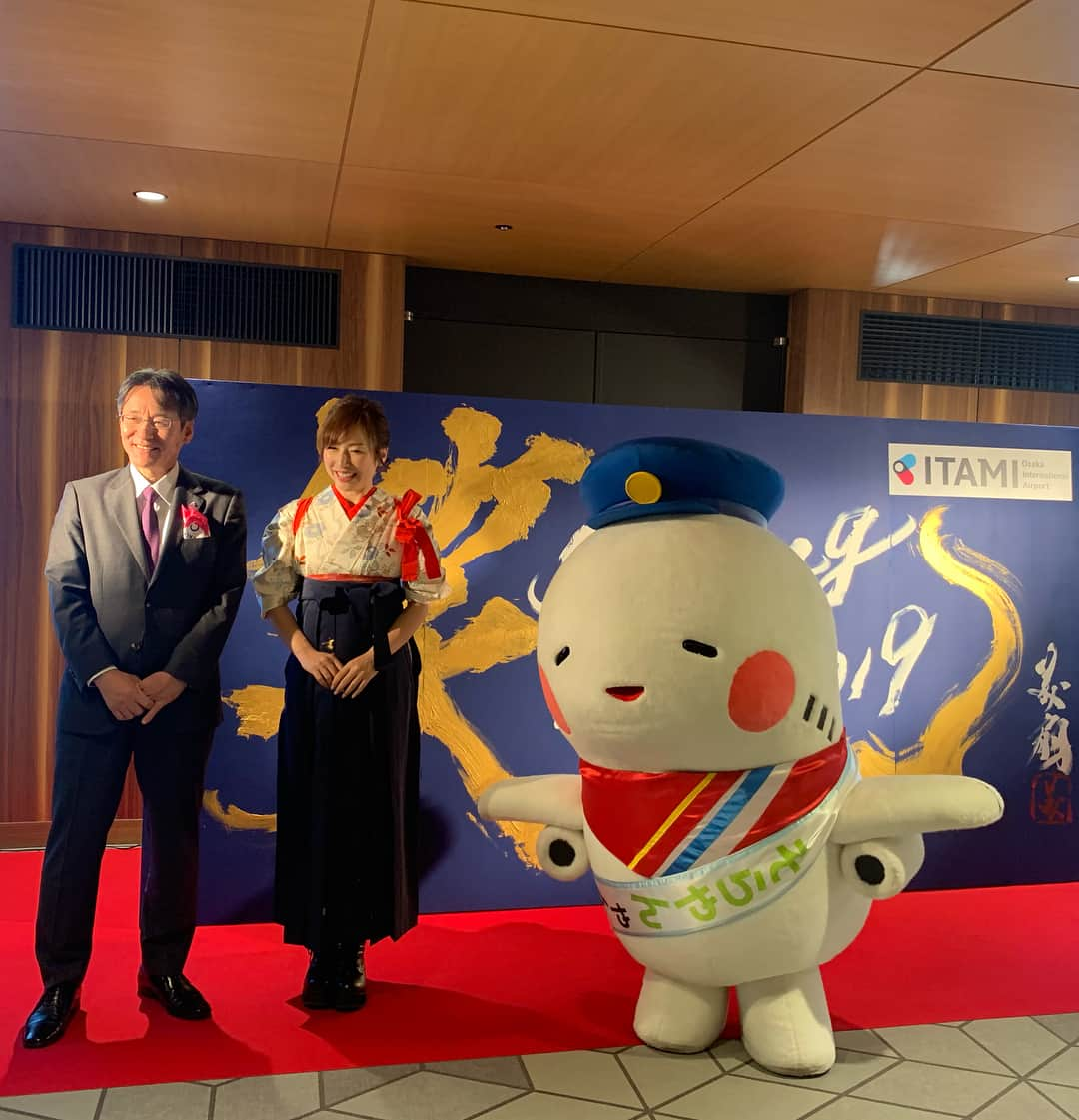 青柳美扇さんのインスタグラム写真 - (青柳美扇Instagram)「Smiling Day 2019 関西国際空港、大阪国際空港、神戸空港にて書道パフォーマンスをさせていただきました✈️ 関西エアポートCEO 山谷 さんと、Co-CEOエマヌエルさんにもご覧いただきました🙇‍♂️ 関西出身の身としまして、身に余る光栄です。 お忙しい中、たくさんのご来場ありがとうございました^_^！ 最高に楽しく書かせていただきました^_^！文字通り、〝笑〟。「はっはっはっー！」と声が聞こえてくるようなイメージで書きました。ほんま幸せ！✈️」4月5日 16時57分 - aoyagibisen