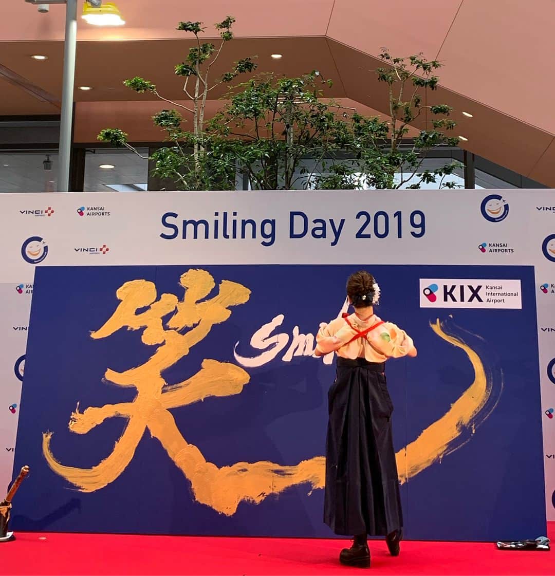 青柳美扇さんのインスタグラム写真 - (青柳美扇Instagram)「Smiling Day 2019 関西国際空港、大阪国際空港、神戸空港にて書道パフォーマンスをさせていただきました✈️ 関西エアポートCEO 山谷 さんと、Co-CEOエマヌエルさんにもご覧いただきました🙇‍♂️ 関西出身の身としまして、身に余る光栄です。 お忙しい中、たくさんのご来場ありがとうございました^_^！ 最高に楽しく書かせていただきました^_^！文字通り、〝笑〟。「はっはっはっー！」と声が聞こえてくるようなイメージで書きました。ほんま幸せ！✈️」4月5日 16時57分 - aoyagibisen