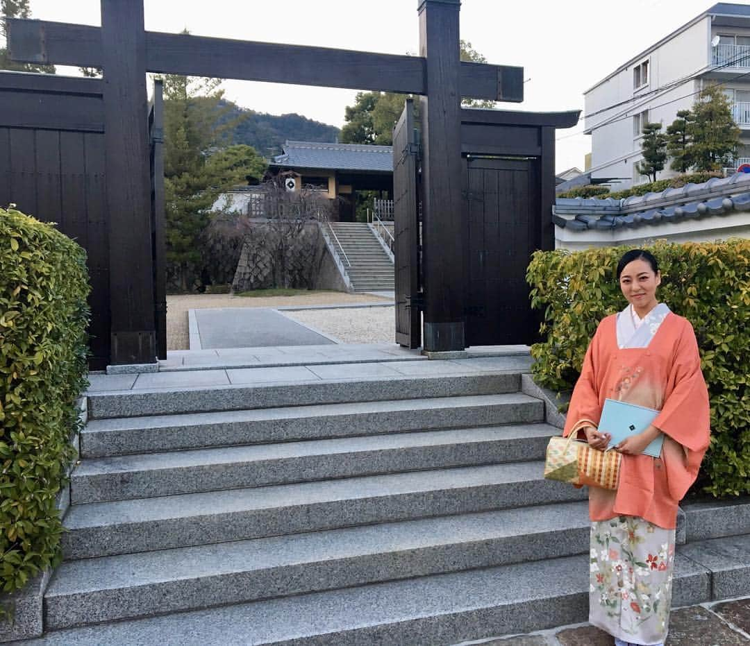 青山恵梨子のインスタグラム：「🌸上田流和風堂特別公開🌸  浅野氏広島城入城400年記念事業の和風堂特別公開に行ってきました！！ "茶の夢"の舞台が決まってから、どうしても行きたかった所のひとつです。  和風堂の中を隅々まで案内していただいて、濃茶、薄茶、を体験させていただきました。  なかなかお茶席でお茶を頂くこともないので、とても緊張しましたが、その雰囲気と共にお茶の味も楽しむことが出来ました。  展示品は、上田宗箇 自らが作った物や、愛用した物、当時の貴重な実物が多く展示されており、言葉では言い表せないほど繊細で趣のある物ばかりでした。  2時間 本当にタイムスリップしたみたいでした！！ 8年ぶりの一般公開だったそうで、私も気合を入れてお着物で伺いました❤︎ こういう時に自分で着付けが出来て良かったなと思います！！ 新年度、良いスタートが切れました！ これから舞台に向けて邁進していきたいと思います！  #広島 #ひろしま #hiroshima  #上田宗箇 #上田流 #上田流和風堂  #浅野氏広島城入城400年記念  #浅野長晟 #広島城 #武家茶  #わらび座 #ミュージカル #茶の夢  #広島県民文化センター #着物 #付下げ」