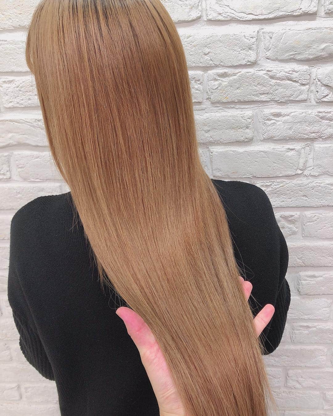 本間寛人さんのインスタグラム写真 - (本間寛人Instagram)「サラちゃん✨ ロアエクステジョーカーを60枚付けてます。 高校生の頃からずっと担当させてもらっている大切なお客様。 いつもありがとー🤩  #サラ #さらっち #アンククロス #ロア #ロアエクステジョーカー #ジョーカー #ankhcross #loa #loaexte #JOKER #ACOH #表参道 #原宿 #イルミナカラー #ヘアカラー #カット #ヘアアレンジ #サロン #サロンモデル #美容師  #美容室 #グラデーションカラー #アップ #セット #ヘア #グレージュ #シールエクステ #スタイル写真 #作品撮り」4月5日 16時55分 - mahon2525