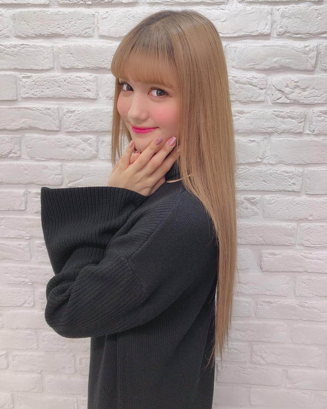 本間寛人さんのインスタグラム写真 - (本間寛人Instagram)「サラちゃん✨ ロアエクステジョーカーを60枚付けてます。 高校生の頃からずっと担当させてもらっている大切なお客様。 いつもありがとー🤩  #サラ #さらっち #アンククロス #ロア #ロアエクステジョーカー #ジョーカー #ankhcross #loa #loaexte #JOKER #ACOH #表参道 #原宿 #イルミナカラー #ヘアカラー #カット #ヘアアレンジ #サロン #サロンモデル #美容師  #美容室 #グラデーションカラー #アップ #セット #ヘア #グレージュ #シールエクステ #スタイル写真 #作品撮り」4月5日 16時55分 - mahon2525