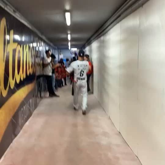 のインスタグラム：「試合前のベンチに行く道に大応援団がいました👶🧒📣 おかけで開幕戦勝利👏  #sultanes #メキシコ#lmb #子供#応援団 #勝利」