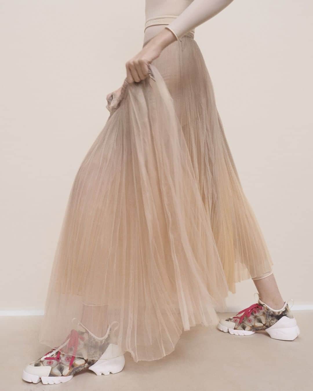 のインスタグラム：「These striking KaleiDiorscopic versions of the 'D-Connects' in printed neoprene from the dance-inspired Spring-Summer 2019 collection by #MariaGraziaChiuri, with a chunky contrast sole, add a contemporary twist to an ethereal dress. Pick from a range of colors! ⁣ #DiorSS19⁣ © Bibi Borthwick⁣」