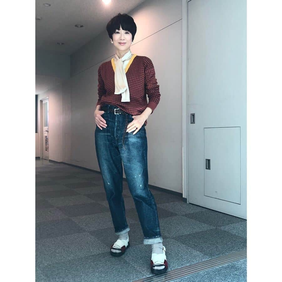 黒田知永子さんのインスタグラム写真 - (黒田知永子Instagram)「今日はコットンのおじさんテイストのニット。なのでちょっと女子っぽいシルクのブラウスを合わせてみました❤︎ 娘の高校の入学式のスーツに合わせて買ったんだな〜確か！このブラウス☺︎ #ゴゴスマ #planc #黒田知永子  #chiekokuroda」4月5日 17時00分 - kuroda_chieko