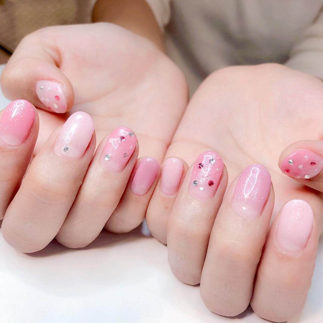 のインスタグラム：「@cheeky.nail 💕🙏 PINK💗💗💗 RAINBOW🌈🌈🌈 根元は絶対クリア派💅 #桜ネイル 🌸 #さくらんぼネイル 🍒 #レインボーネイル 🌈 #rainbownails 🌈」