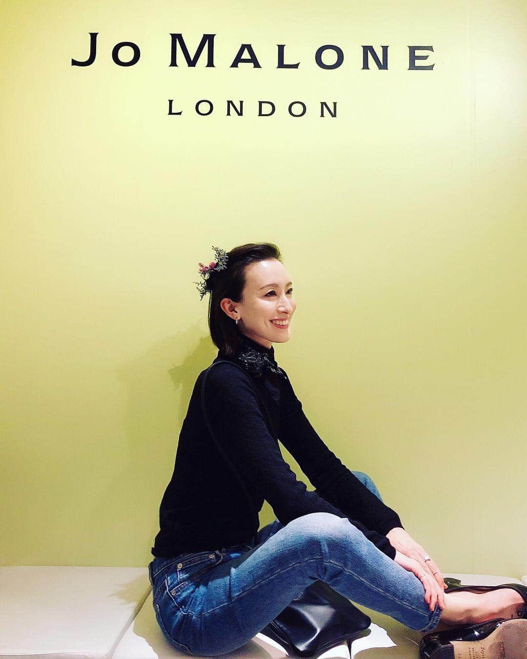 前田紀至子さんのインスタグラム写真 - (前田紀至子Instagram)「皆さま、嬉しいお祝いのメッセージありがとうございます。とても特別な素晴らしい日になっています。 さて今日はジョー マローン ロンドンの春のお楽しみ「ブロッサムズ」の発売日。 それを記念して今日と明日の2日間、表参道のSIDEで発売記念イベントが開催されています。 そちらでヘア＆メーキャップアーティストの小田切ヒロさん監修のヘアアレンジを無料（！）で受けられるとのことで私も小さな花冠アレンジをしていただきました。 因みにアジアの花々をテーマにしたブロッサムズ、今年は南国の花として知られるフランジパニを体現した「フランジパニ フラワー」が登場。華やかで甘美なこちらの香りは思わず大きく深呼吸をしたくなるような心地よさ。 そして！マイフェイバリットな香りの一つである「スター マグノリア」も復活です。  こちらは軽やかでチャーミングなのにどこか儚さを感じさせるのが素敵なんです。 絶好のお出かけ日和、表参道へのお出かけを兼ねて是非遊びに行ってみてくださいね。 #ジョーマローンロンドン#jomalonelondon#brilliantblossoms」4月5日 17時10分 - ki45m