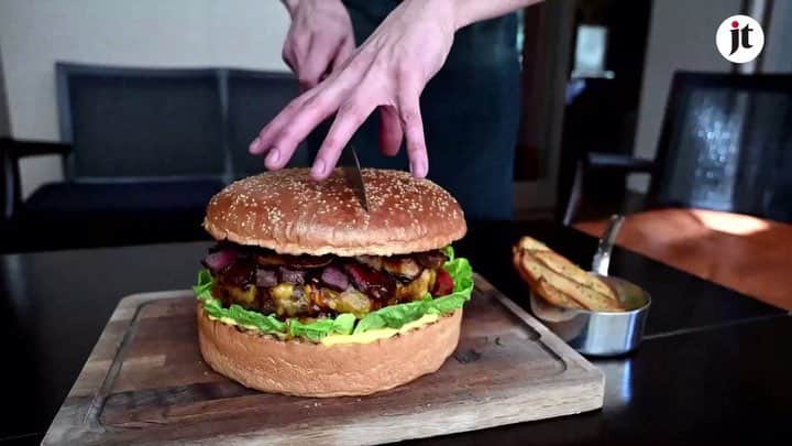 のインスタグラム：「Big events demands big burgers, right? And this one is indeed BIG. . . . . . . #food #instafood #burgers #hamburgers #emperor #abdication #バーガー ＃ハムバーガー」