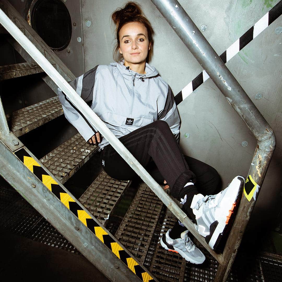 Lina Magullのインスタグラム：「Mein Urban Streetstyle 😎 #NiteJogger bringt seine reflektierenden Details bei Nacht mit BOOST auf die Straße.  Der perfekte Schuh für alle Night Hustler - it’s never too late - für meine Version!  Ab dem 11.04. auf adidas.com/nite_jogger @adidas_de #adidasOriginals #ad」