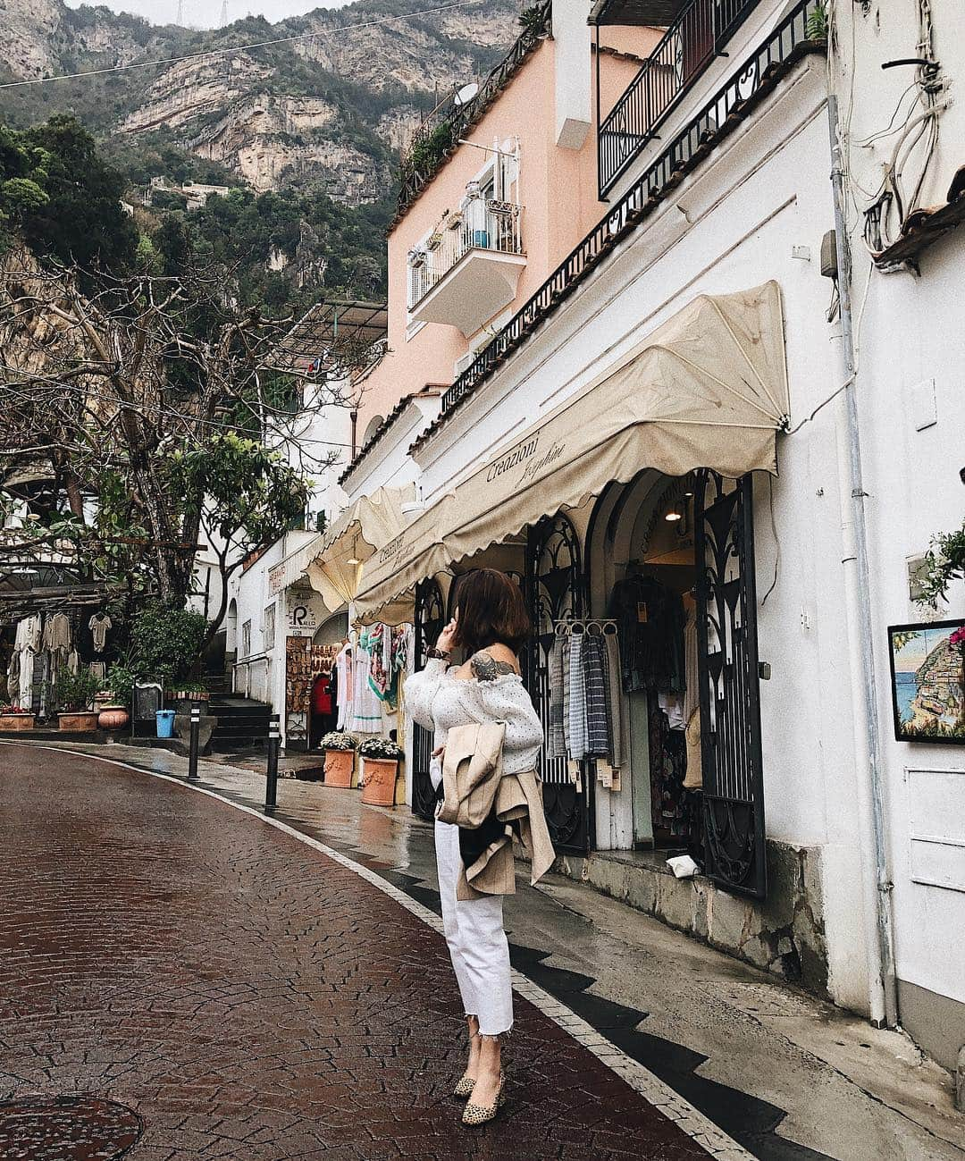 サマンサ・マリアさんのインスタグラム写真 - (サマンサ・マリアInstagram)「*Girl shocks self after successfully eating a margherita pizza with a glass of red wine while wearing all white and not spilling it all down herself* 😮 My greatest accomplishment of 2019. Don’t @ me ✌🏼」4月5日 17時07分 - sammimaria