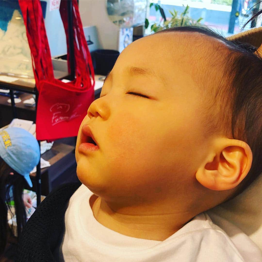 芦沢統人のインスタグラム：「今日も展示中。キッズは爆睡中。 #フテネコツアーズ」