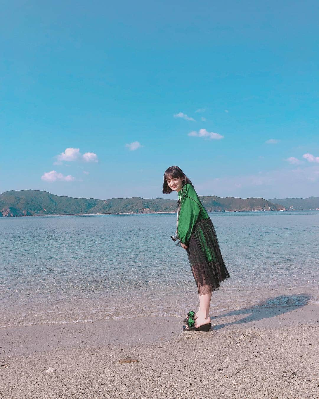 山出愛子さんのインスタグラム写真 - (山出愛子Instagram)「ホテルの目の前のビーチ🏖  めちゃめちゃ綺麗な海をみてはしゃいだぁぁぁ まだ水は冷たかったけど、すぐ慣れたし気持ち良かった！  空も海も空気も綺麗で幸せな気分を味えた😆  #150cm #150cmコーデ #sサイズ #sサイズコーデ #ストロベリーサイズ #奄美大島 #奄美 #海 #うみ #ビーチ #海岸 #空」4月5日 17時23分 - aiko_yamaide