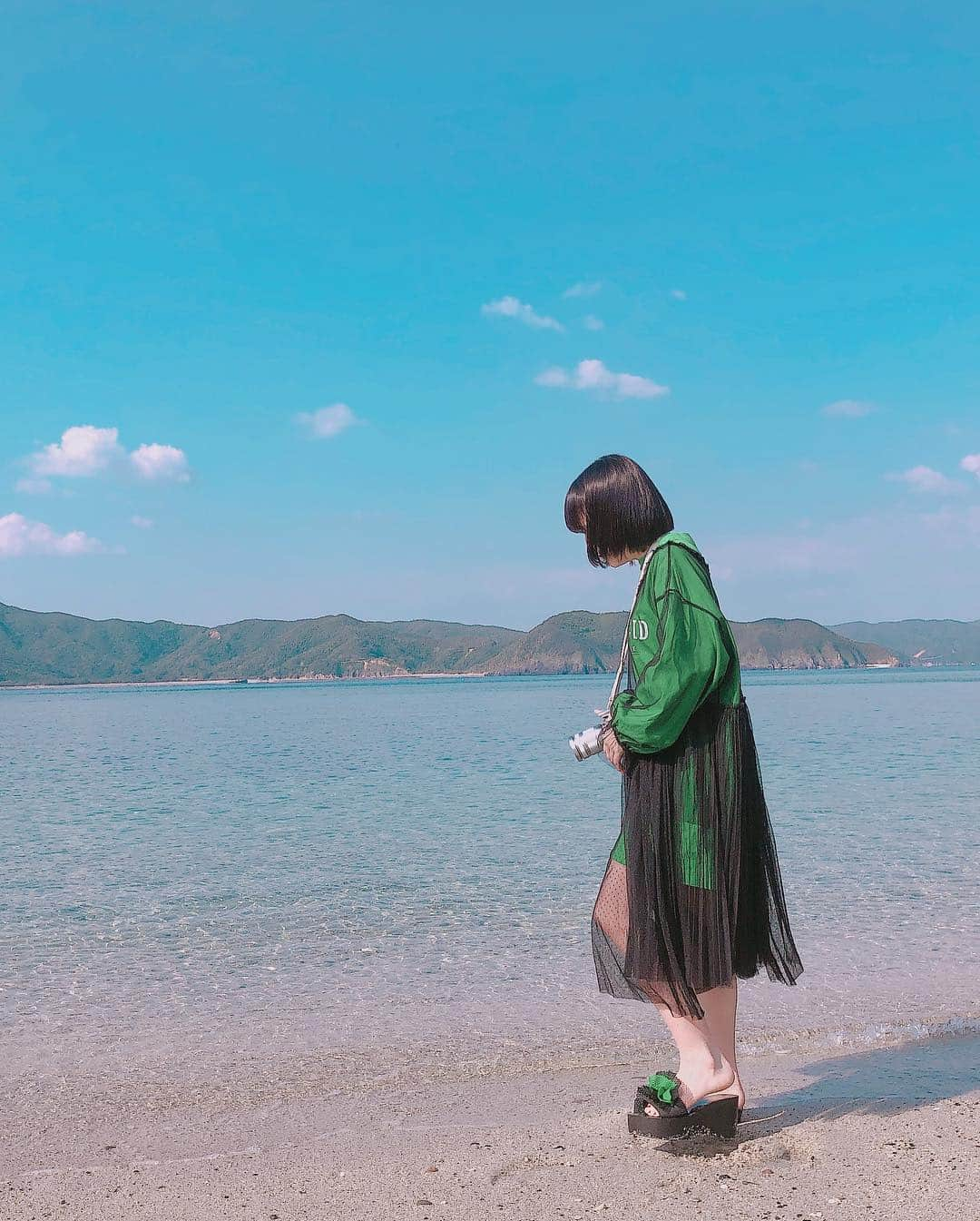 山出愛子さんのインスタグラム写真 - (山出愛子Instagram)「ホテルの目の前のビーチ🏖  めちゃめちゃ綺麗な海をみてはしゃいだぁぁぁ まだ水は冷たかったけど、すぐ慣れたし気持ち良かった！  空も海も空気も綺麗で幸せな気分を味えた😆  #150cm #150cmコーデ #sサイズ #sサイズコーデ #ストロベリーサイズ #奄美大島 #奄美 #海 #うみ #ビーチ #海岸 #空」4月5日 17時23分 - aiko_yamaide