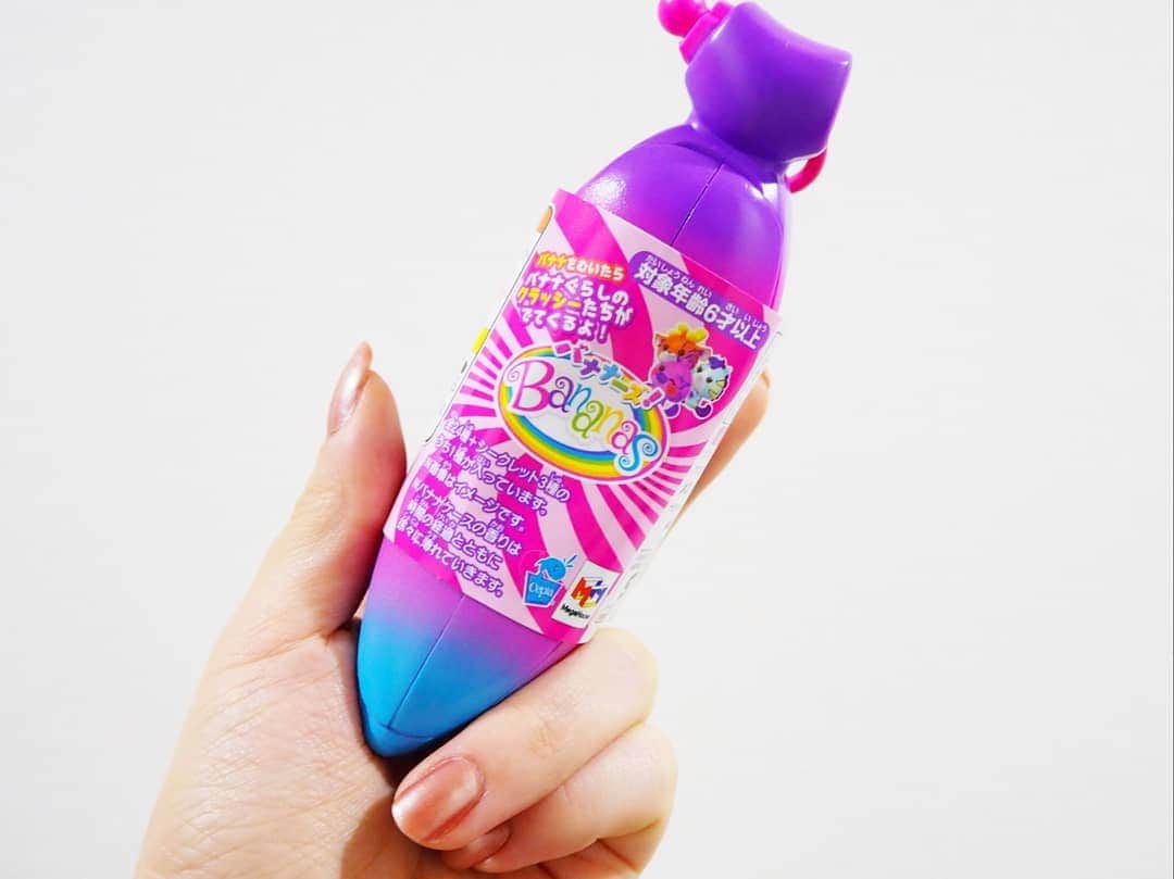 Kuboi Ayumiさんのインスタグラム写真 - (Kuboi AyumiInstagram)「レッツダンシング！  娘が持っているのは、3月に新発売したばかりの子供向け玩具「バナナーズ！」。 PR大使の #夢屋マサル さんが踊る「バナナーズ！カワイイダンス」を踊ってみました。  見た目はカラフルなバナナで、バナナの香りがついているので 娘は「いいにおい～！」とくんくん。  中を開けてみるとかわいい「バナナクラッシー」が入っているんですが 種類は全２４種＋シークレット３種もあります。  デコ用ラインストーンや、たくさんつなげて飾る用のハンガー、ステッカーシール 全キャラのことがわかるコレクションシートもついてきてコレクションしたくなっちゃう。 「バナナーズ！」は、全国の玩具取り扱い店にて販売しているので チェックしてみてくださいね。  https://www.megahouse.co.jp/megatoy/contents/bananas_sp/  #女の子ママ #親バカ部 #5歳 #PR #バナナーズ #bananas! #メガハウス #サプライズトイ　#instakids #ig_kids」4月5日 17時23分 - himekagami