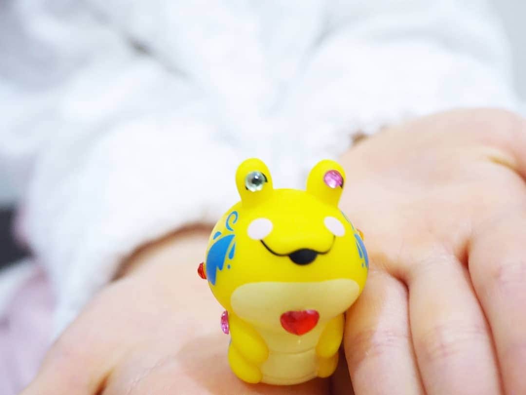 Kuboi Ayumiさんのインスタグラム写真 - (Kuboi AyumiInstagram)「レッツダンシング！  娘が持っているのは、3月に新発売したばかりの子供向け玩具「バナナーズ！」。 PR大使の #夢屋マサル さんが踊る「バナナーズ！カワイイダンス」を踊ってみました。  見た目はカラフルなバナナで、バナナの香りがついているので 娘は「いいにおい～！」とくんくん。  中を開けてみるとかわいい「バナナクラッシー」が入っているんですが 種類は全２４種＋シークレット３種もあります。  デコ用ラインストーンや、たくさんつなげて飾る用のハンガー、ステッカーシール 全キャラのことがわかるコレクションシートもついてきてコレクションしたくなっちゃう。 「バナナーズ！」は、全国の玩具取り扱い店にて販売しているので チェックしてみてくださいね。  https://www.megahouse.co.jp/megatoy/contents/bananas_sp/  #女の子ママ #親バカ部 #5歳 #PR #バナナーズ #bananas! #メガハウス #サプライズトイ　#instakids #ig_kids」4月5日 17時23分 - himekagami
