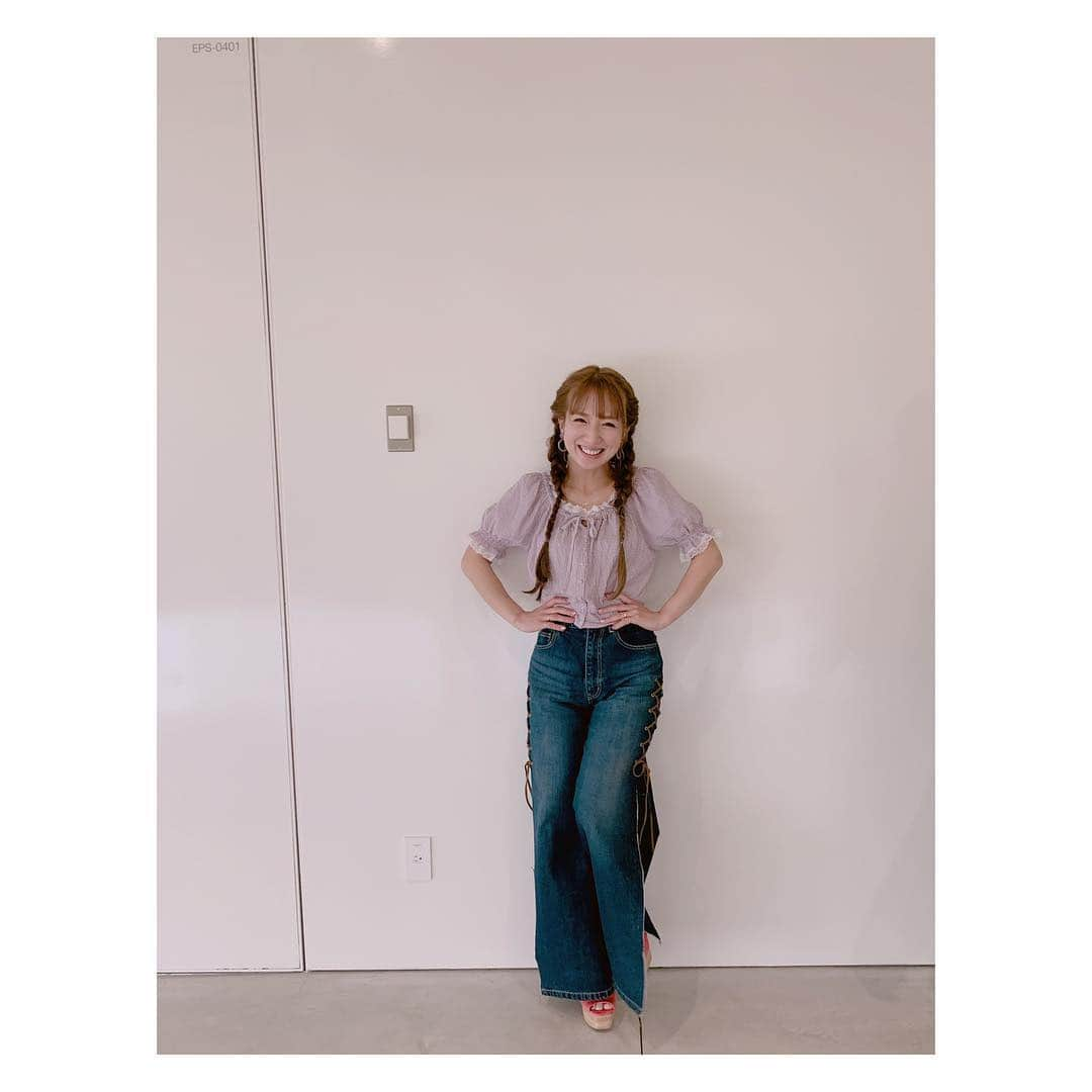 辻希美さんのインスタグラム写真 - (辻希美Instagram)「衣装が春🌸でした♡  トップス ▶︎ ハニーサロン パンツ ▶︎ エブリス サンダル ▶︎ R&E ピアス ▶︎ ハニーサロン  #産後 #初 #番組収録 #衣装 #ハニーサロン #エブリス #日テレ #改装してビックリ #迷子になった #笑 #久しぶりの収録 #久しぶりのお弁当 #玄米忘れて久しぶりの白米 #久しぶりの収録はやっぱり楽しかった #私 #仕事好きだわ #❤️ #確信！！」4月5日 17時25分 - tsujinozomi_official