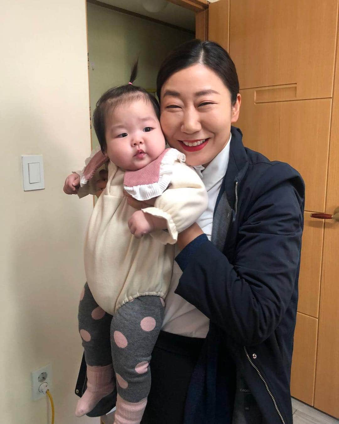 C-JeS エンタテイメントさんのインスタグラム写真 - (C-JeS エンタテイメントInstagram)「헌이와 #라미란 꿀케미 보고가세요💕 . 오늘도 함박웃음 예정 #막영애17 🙌 우울은 잠깐 넣어도〰️넣어도 . #tvN #막영애17 #막돼먹은영애씨 #라미란 #김현숙 #이승준 #RaMiRan #씨제스타그램#cjestagram」4月5日 17時25分 - cjes.tagram