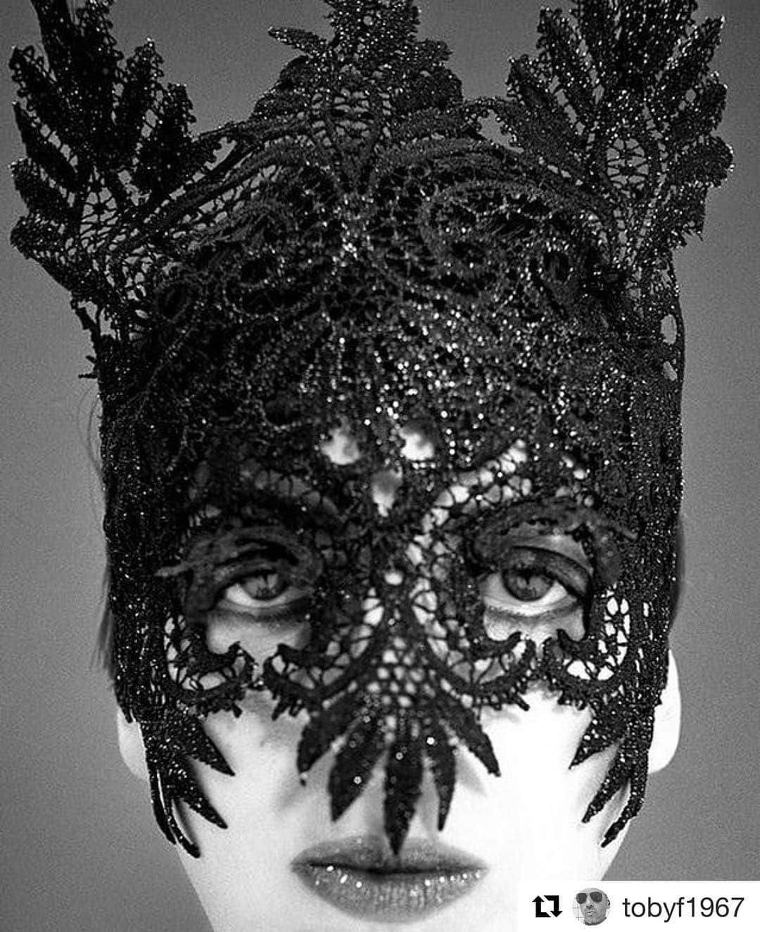 フィリップトレーシーさんのインスタグラム写真 - (フィリップトレーシーInstagram)「#Repost @tobyf1967 ・・・ #isabellablow wearing a #philiptreacy lacquered lace mask 1992 ❤️」4月5日 17時27分 - philiptreacy
