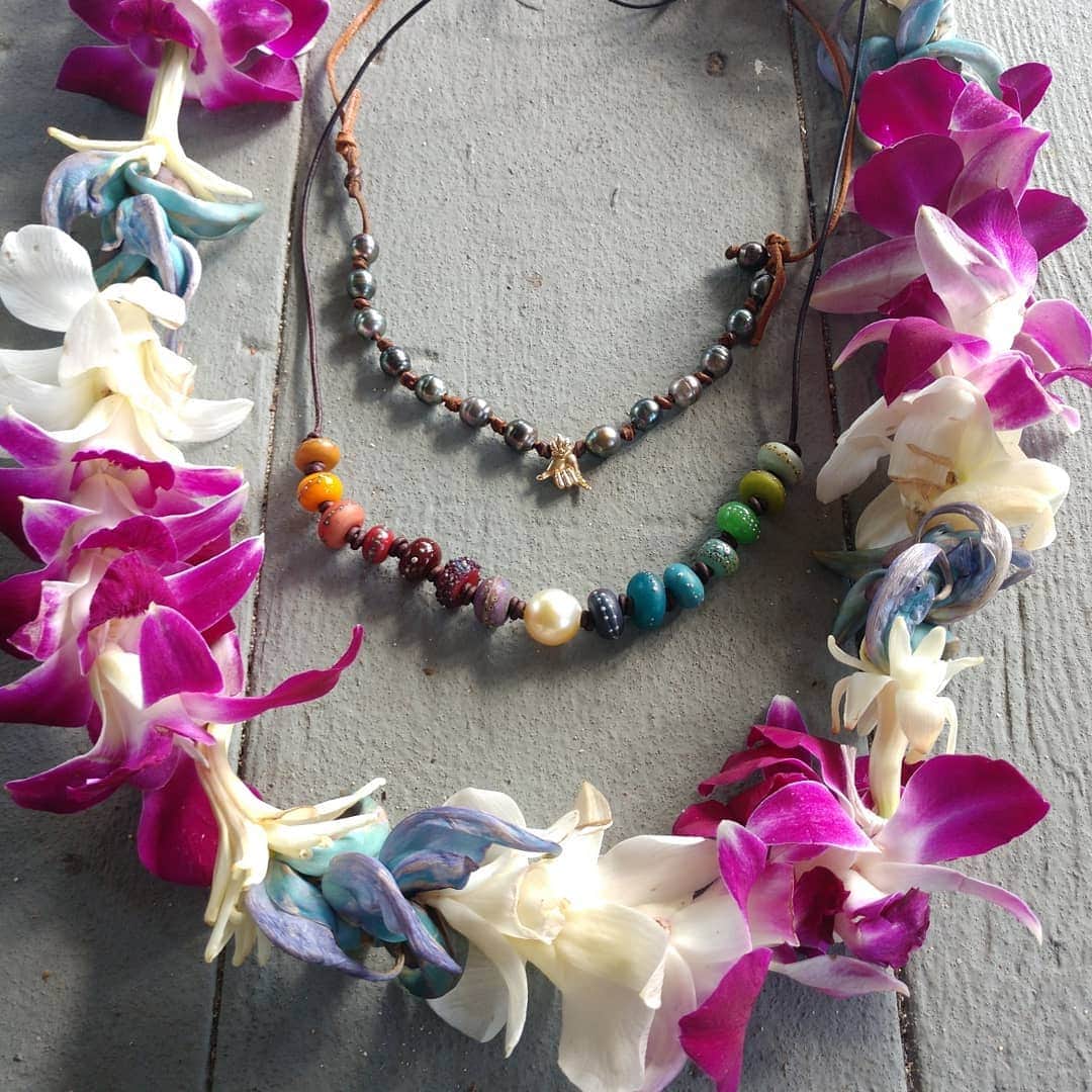 のインスタグラム：「Aloha Friday #sacred #lei #alohaspirit #madeinhawaii #tahitianpearls #shaka #gold #flowers #precious #colors #iamhawaiianbyheart #rainbow #island #weddingjewelry #resort #spirited #jewelryasmedecinecm #ginger #plumeria」