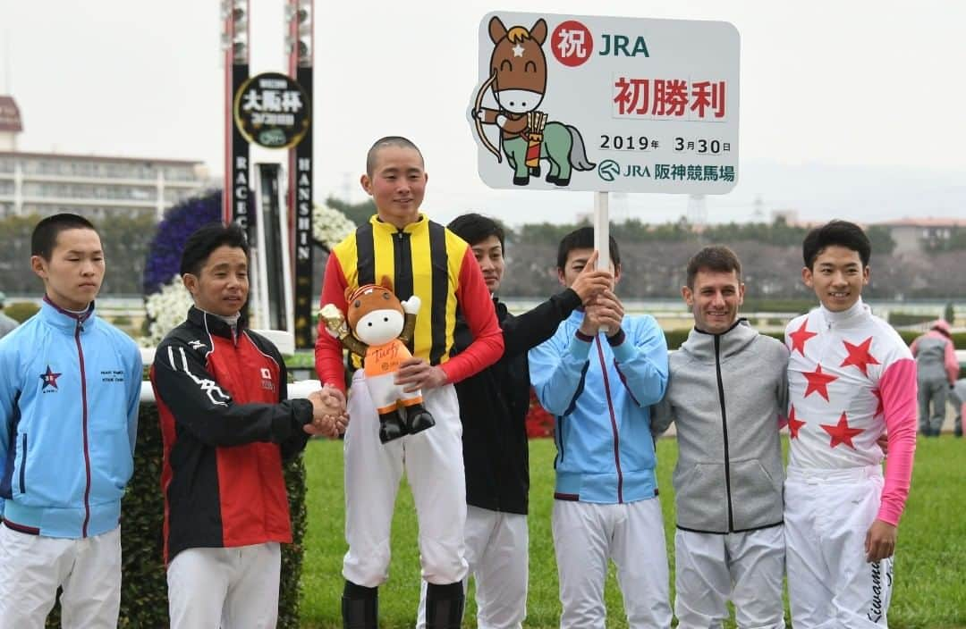 netkeibaさんのインスタグラム写真 - (netkeibaInstagram)「岩田望来騎手、JRA初勝利のコメント ・ ～岩田望来騎手のコメント～ 「最後の直線はとても長く、早くゴールが来て欲しいという気持ちでした。同期が初勝利を挙げる中、周りからは落ち着いて騎乗するようアドバイスもいただきましたが、自分の中には焦る気持ちもありました。今回はうまく騎乗することができ初勝利を挙げられました。これから、一つでも多く勝ち星を挙げられるよう頑張りますので、応援よろしくお願いします」 ・ 岩田望来騎手、JRA初勝利のコメント ▼記事についてはコチラから▼ @netkeiba ・ #岩田望来 #ポップフランセ #初勝利 #競馬 #keiba #JRA #中央競馬 #馬 #netkeiba #thoroughbred #racing #horseracing #horse #jockey #winner #thoroughbredracing #horselife #sports #阪神」4月5日 17時32分 - netkeiba