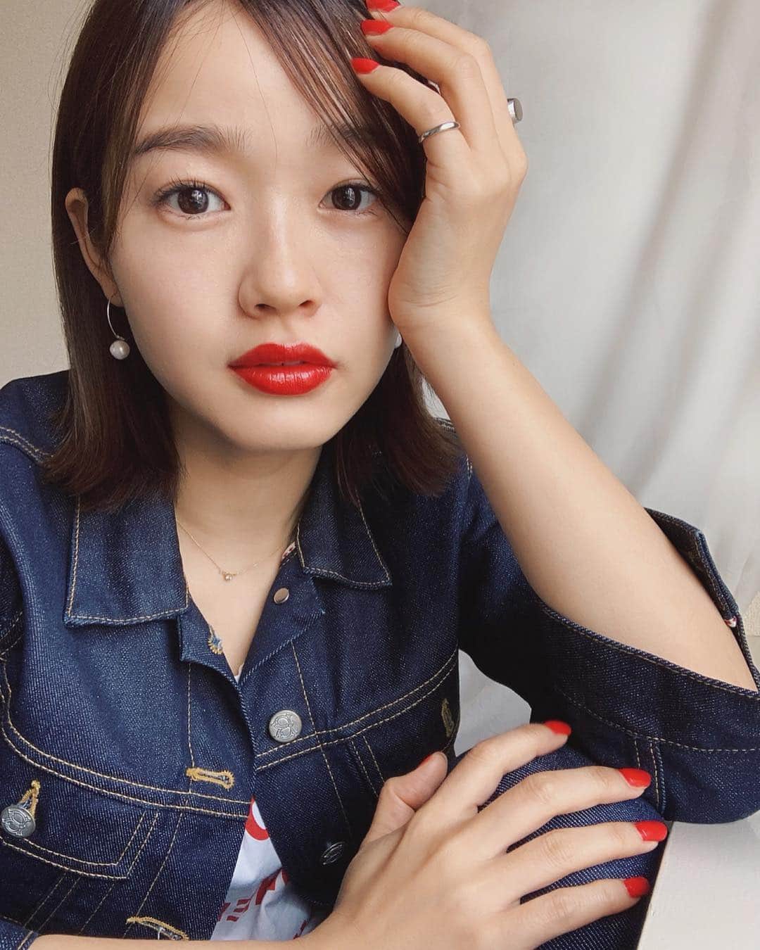 猪鼻ちひろのインスタグラム：「🐥💋﻿ 珍しく？久々に？﻿ ガツンと赤リップ。﻿ ネイルも合わせて赤に塗ったら﻿一気に統一感が出た🥰❣️﻿ 赤リップの主張が強めなのでアイメイクやチークはお休みして、 眉毛だけは足りないところを描き足したよ！ ﻿ 使ったリップとネイルは @pico_shiseido の梅結び 08 大切な人(リップ) × 08 本命(ネイル) この小ささ、可愛くて使いやすくて好き☺️﻿ #ちひろのヘアメイク #ちひろの美容 #shiseidoginzatokyo#shiseidomakeup#picoshiseido#pr」
