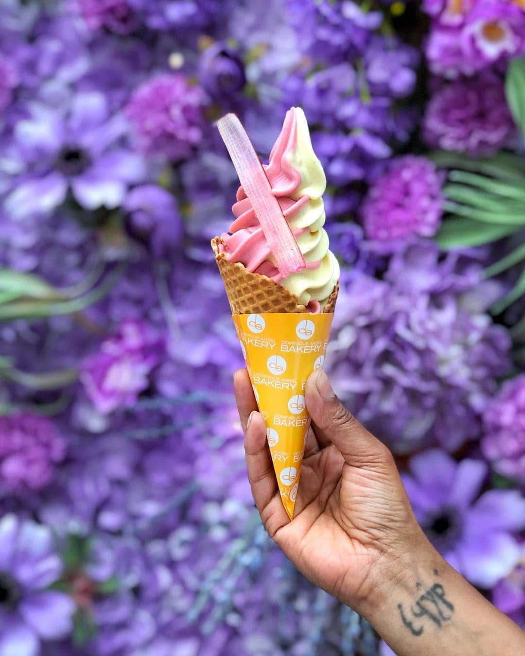 @LONDON | TAG #THISISLONDONさんのインスタグラム写真 - (@LONDON | TAG #THISISLONDONInstagram)「Morning - it’s @felicityspector here taking advantage of the (briefly!) sunny weather with this fabulous new rhubarb and custard soft serve ice cream at @dominiqueansellondon - you all know how much I love rhubarb and custard - and this combines a fresh rhubarb sorbet with a creamy custard soft serve - all swirled inside a hand made ginger honey tuile waffle cone. Plus a rhubarb crisp on top! 😱This month’s Cronut™️ continues the theme, as it’s filled with rhubarb jam and custard ganache... absolute heaven. Thank you @dominiqueansel and London head chef James Clarke for creating the ultimate rhubarb treats! // #thisislondon #london #londonfood #londonreviewed」4月5日 17時33分 - london