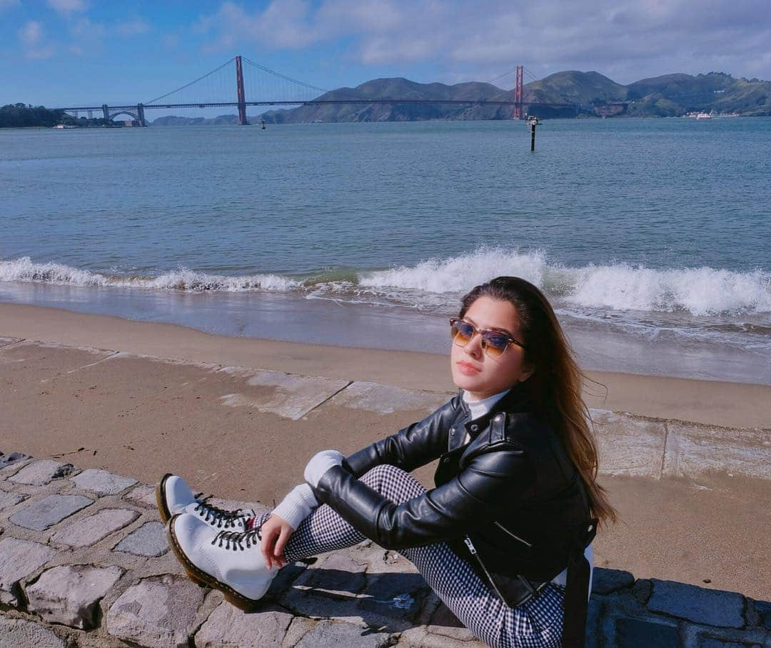 Alexa Ilacadさんのインスタグラム写真 - (Alexa IlacadInstagram)「Another ✔️ on my bucketlist. 🖤 Golden gate, you took my breath away. I was awestruck. 🌉 You're even more glorious in person 🤩 [SWIPE] #alexastravels #goldengatebridge #fujifilmxa5 #fujifilmphxalexa」4月5日 17時36分 - alexailacad