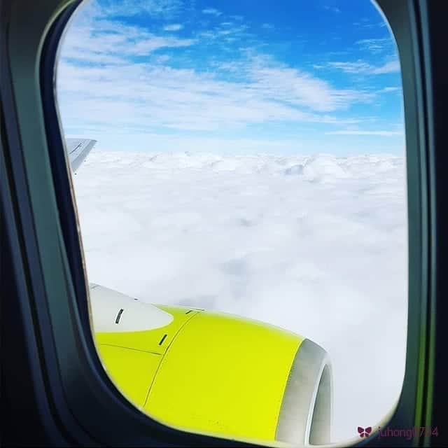 ジンエアーさんのインスタグラム写真 - (ジンエアーInstagram)「서울나들이 필수템 #진에어 ✈️ 제주도에 살고 있어서 항공편을 자주 이용하신다는  인친 @juhong0704 님은 일상 속에서 자연스럽게 진에어와 사랑에 빠졌겠어요 헤헿💚 ⠀⠀⠀ 예쁜 사진 공유해주셔서 고맙습니다🙇🏻‍♀️ 💕 ⠀⠀⠀ ✈️ 진에어와 함께 한 여행의 순간들에 해시태그 #함께진에어 를 남겨주세요🤳 진에어가 공유해드릴게요~ DM💌도 좋아요😁 ⠀⠀⠀ #진에어 #우리가만들어가는_여행의순간 #함께진에어 #여행이좋아요」4月5日 17時38分 - jinair_lj