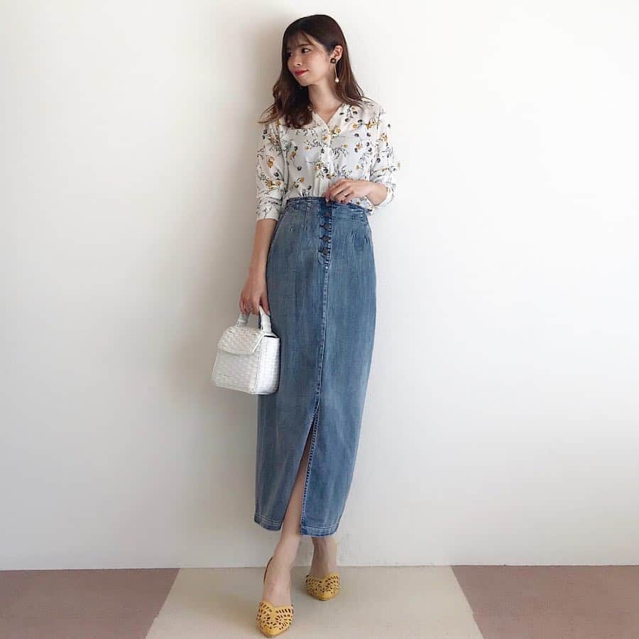 のインスタグラム：「#code . . @fifth_store の #vネックフラワーブラウス を着たよ❤︎ . . 春になると着たくなる花柄✨ 形も綺麗だし、 すごく可愛くてお気に入り😊 30%オフのクーポン出てたよ♡ . . . #fifthtl #フィフス #今日のコーデ #コーデ #ootd #coordinate #プチプラ #プチプラコーデ #ママコーデ #大人カジュアル #きれいめカジュアル #シンプルコーデ #着回しコーデ #mamagirl #locari #大人可愛い #きれいめコーデ #大人女子コーデ #モデル #おしゃれさんと繋がりたい #ファッション #partegram #ponte_fashion #花柄 #花柄ブラウス #デニムスカート #カジュアルコーデ #セミロング」