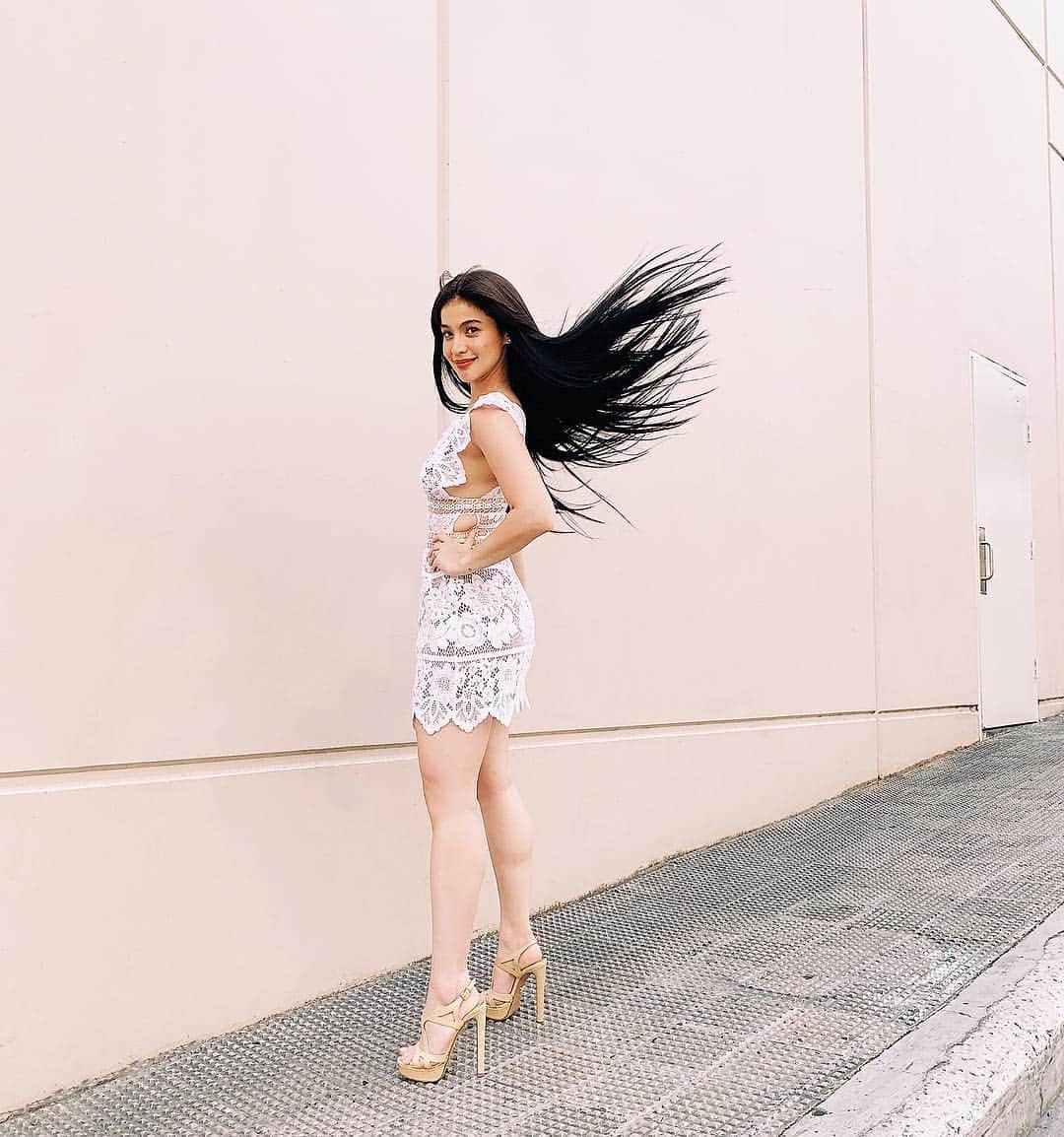 アン・カーティスのインスタグラム：「Shimmy Shimmy FriYAY! . . Today is the last day for you get an amazing deal on our fave @pantenephilippines products over at @shopee_ph 💛 Be sure to head on over to get 35% discount and win daily electronic prizes for the top spend! 🧡 Thanks for my look on Showtime today @santiagoraymond and @mikkamarcaida 💋」