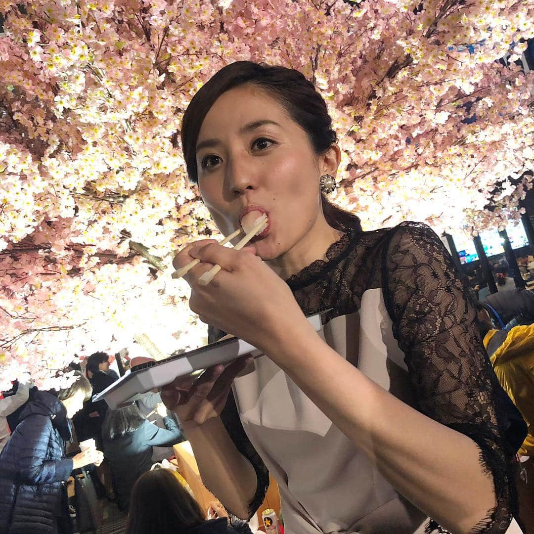 槙あやなさんのインスタグラム写真 - (槙あやなInstagram)「イベントの合間に、 差し入れの握り寿司♫ 美味〜〜〜！ #sushi #yummy #寿司 #美味 #桜 #満開  #実は #作り物」4月5日 17時43分 - ayana_maki