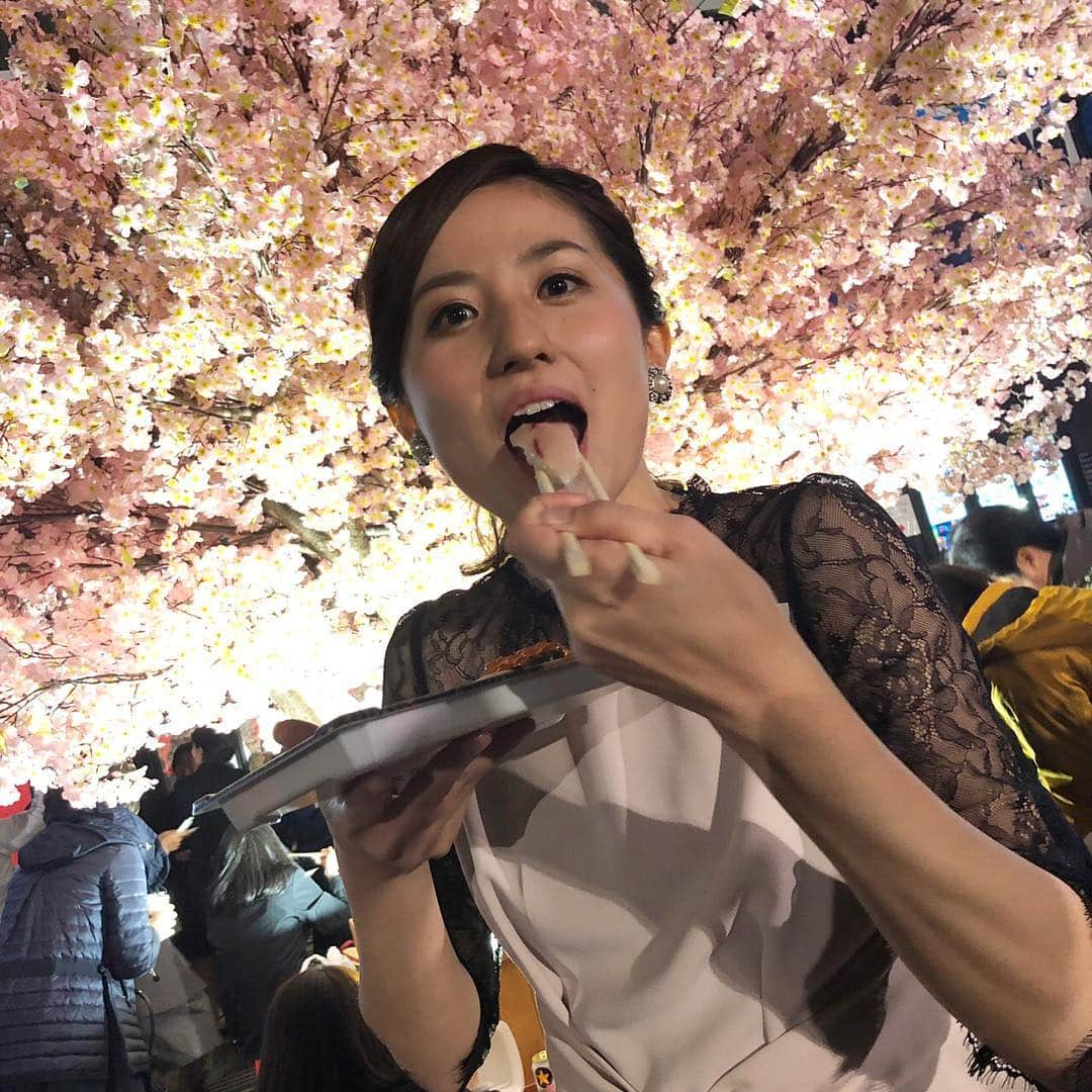 槙あやなさんのインスタグラム写真 - (槙あやなInstagram)「イベントの合間に、 差し入れの握り寿司♫ 美味〜〜〜！ #sushi #yummy #寿司 #美味 #桜 #満開  #実は #作り物」4月5日 17時43分 - ayana_maki