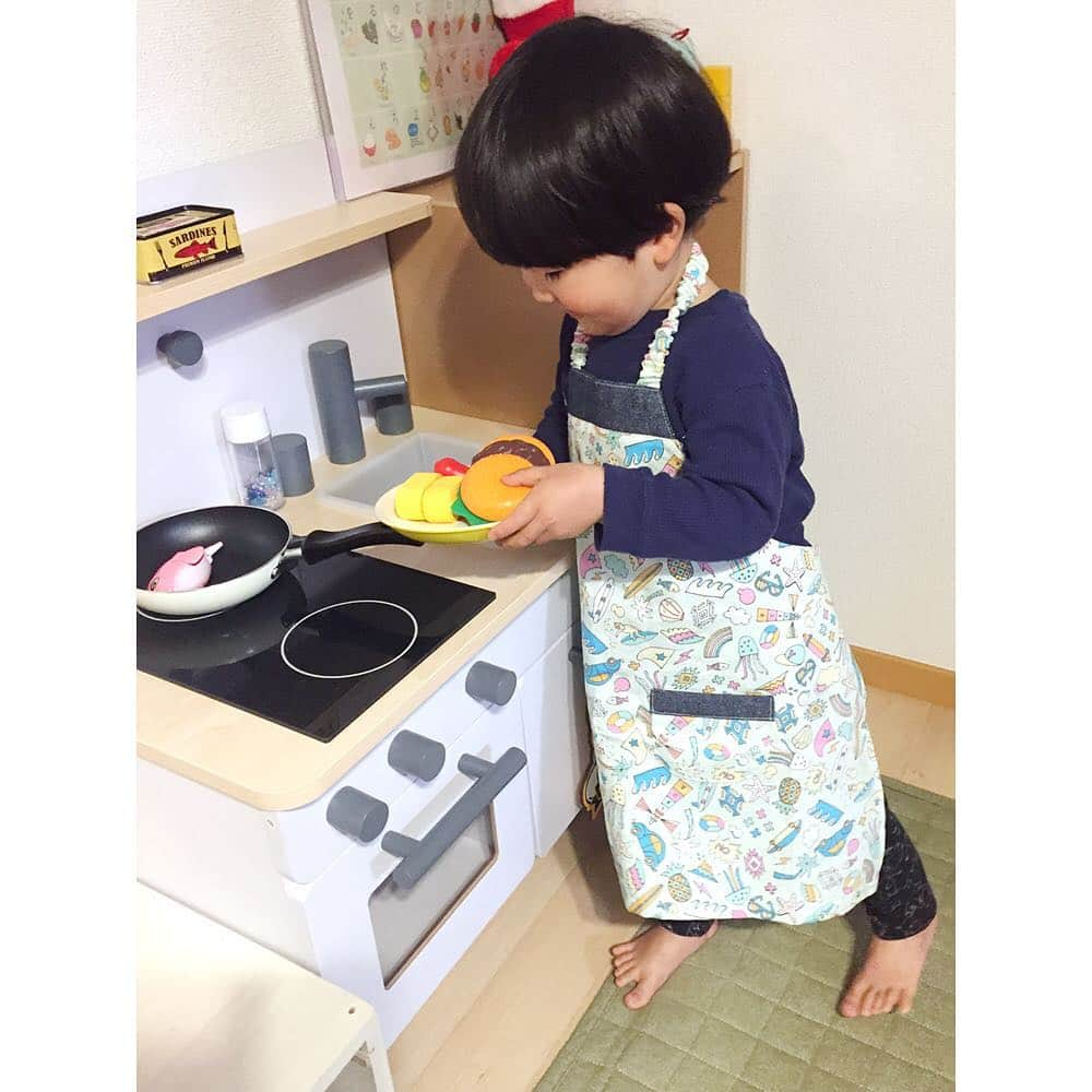 クラフトタウンさんのインスタグラム写真 - (クラフトタウンInstagram)「今日は、おままごとにハマっている男の子のお孫さんがいるスタッフによるキッズエプロンをご紹介。 こちらのエプロンはブティック社「園児＆小学生のスモック・エプロン・パジャマ」を参考に作成したそうです。 車やサーフィンボード、海のいきものなどがにぎやかに描かれたオックス生地にデニム生地をアクセントにしたカッコいい作品！ 首ヒモと腰ヒモの部分はゴムを入れているので、スポっとかぶって着られ、小さなお子さんでもひとりで脱ぎ着ができちゃいます。 - - 作ったエプロンを持ってお孫さんのおうちを訪ねた際、早速おうちにあるにおままごとセットの前に立ってノリノリで遊んでくれた様子がこちら☆ ハンバーガーに玉子焼き、フライパンの上には…鯛!? もりもりのご馳走を作ってくれたみたいです(*^_^*) そして、お孫さんの大好きな「恐竜」のワッペンを持参して、好きなものを選んでもらい、後付けしたとのこと。（お孫さんへの愛を感じますね～♪） - - 春は進級や進学など、子どもたちが新しいことに挑戦したり、一歩前に踏み出すことも多い季節。 おままごとはもちろん、「お手伝いしたい！」というお子さんのために、ハンドメイドのエプロンを作ってあげてみてはいかがでしょうか!? - - #エプロン #キッズ #キッズエプロン #おままごと #お手伝い #男の子 #手作り子供服 #子供服 #恐竜 #ワッペン #ハンドメイド #手作り #ソーイング #園児 #小学生 #裁縫 #手芸 #トーカイ」4月5日 17時43分 - crafthearttokai