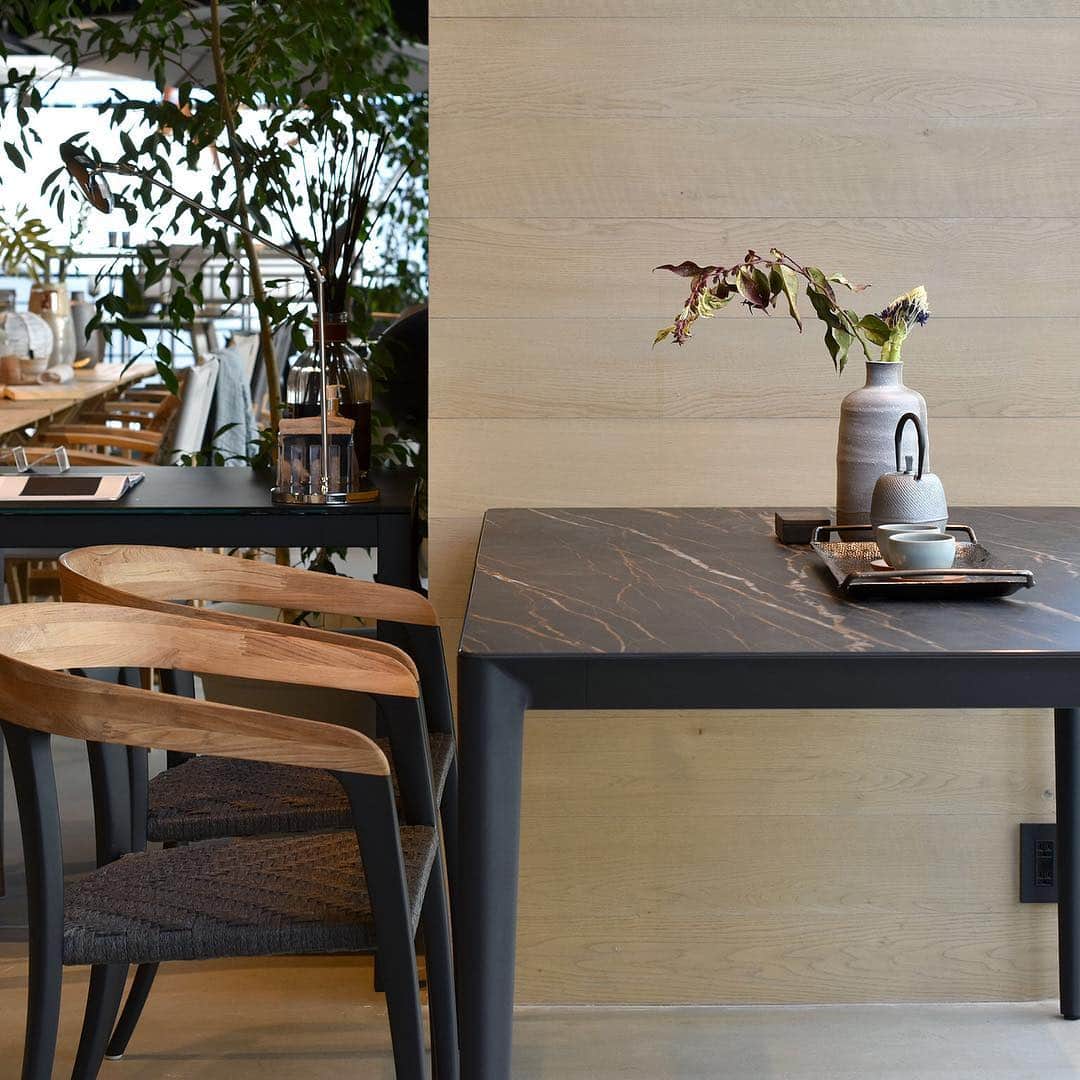 LIVING MOTIFさんのインスタグラム写真 - (LIVING MOTIFInstagram)「. Royal Botania U-Nite table マーブルのセラミック天板が他には無い魅力的な表情をみせるU-Niteテーブルと、ブラックのフレームとチーク材のコントラストが美しいJIVEアームチェア。 . 軽量なアルミフレームに粉体塗装で強度を持たせた、インドア・アウトドアどちらでも使える仕様です。 . www.livingmotif.com #livingmotif #リビングモティーフ #store #roppongi #tokyo #interior #interiordecoration #furniture #outdoorfurniture #gardenfurniture #royalbotania #outdoortable #outdoorchair #家具 #アウトドア #アウトドアファニチャー #ガーデンファニチャー #アウトドアテーブル #アウトドアチェア」4月5日 17時50分 - livingmotif