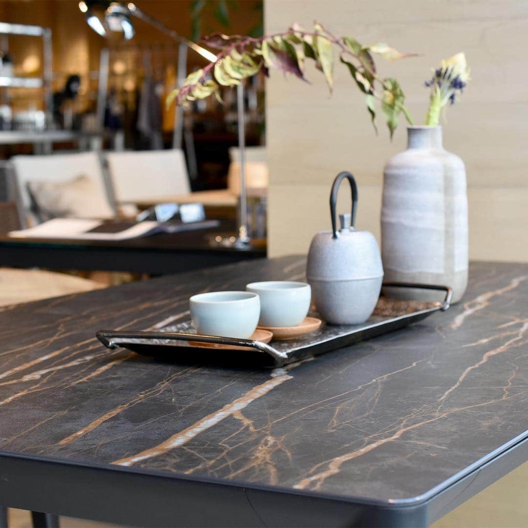 LIVING MOTIFさんのインスタグラム写真 - (LIVING MOTIFInstagram)「. Royal Botania U-Nite table マーブルのセラミック天板が他には無い魅力的な表情をみせるU-Niteテーブルと、ブラックのフレームとチーク材のコントラストが美しいJIVEアームチェア。 . 軽量なアルミフレームに粉体塗装で強度を持たせた、インドア・アウトドアどちらでも使える仕様です。 . www.livingmotif.com #livingmotif #リビングモティーフ #store #roppongi #tokyo #interior #interiordecoration #furniture #outdoorfurniture #gardenfurniture #royalbotania #outdoortable #outdoorchair #家具 #アウトドア #アウトドアファニチャー #ガーデンファニチャー #アウトドアテーブル #アウトドアチェア」4月5日 17時50分 - livingmotif
