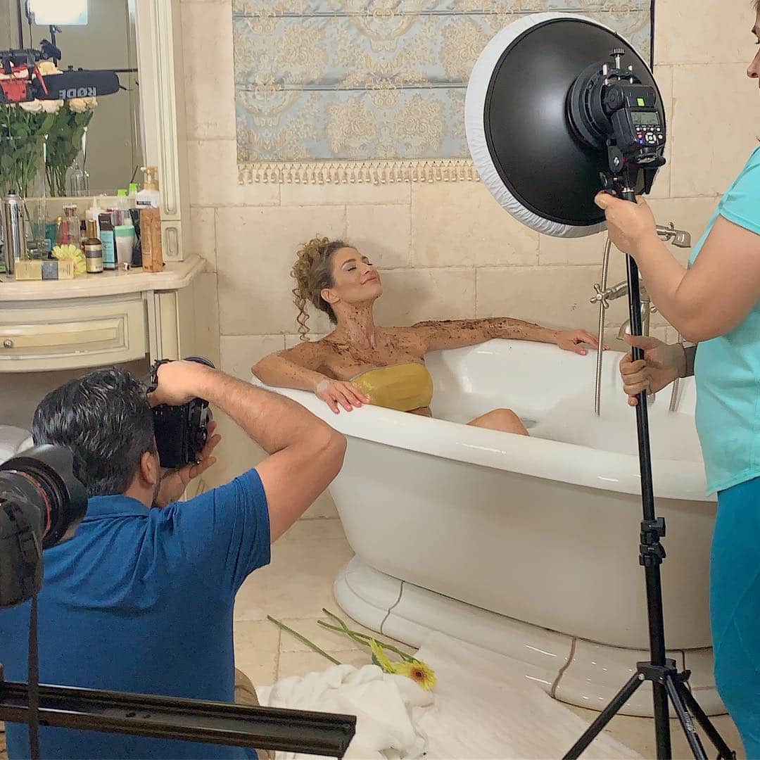 ジェニファー・ニコール・リーさんのインスタグラム写真 - (ジェニファー・ニコール・リーInstagram)「Body Scrub Happy Shower Dance! I am HUMBLE & HARD WORKING. Snap Shot at Resume & Credentials: 16 Years as a Top Fitness Model in the Game. 43 Year old Alpha-Female.  Choreographed 10's of 1000's of Workouts. Queen of Live-Stream. 2X Miss Bikini Diva World Champion. Author of 15 Books. Graced 92 Mag Covers. Been on HSN, QVC, QVC London. Transformed Countless Lives Worldwide. Produced Life-Changing Events all over US & UK. Raised My Teenage Kids. Sag-Aftra Performer.Wont Stop, Cant Stop. However, still HUMBLE & HARD-WORKING. I let my work speak for myself, but many dont know the true depth of my work history & accomplishments. And I owe it all to God!  Take my latest production: One of my top VIP Clients & friends @ClaraMadridq , CEO of @DelugeCosmetics has appointed me as an Official Spokesmodel of her chemical free 100% natural beauty line, & I am beyond speechless! We did video, photos, social media, interview, & more! Special thanks to her entire team & also @NMonterob Check stories & IG TV! And use code JNL10 at www.DelugeCosmetics.com to get 10% Off your entire purchase & Free Ship in the US!  As a Certified Top Transformational Life Coach, I love going above & beyond to share my Online Private Members Only Group with the world! We proudly now have members in China, Australia, Norway, Holland, Germany, all across Canada, & the USA. We are stronger together-WORLDWIDE! Keep swiping also to enjoy some JOLTS of JNL to help you keep your EYE on the PRIZE! Also, post below what your goals are for April! As a Cert Transformational Coach, I get-off on hearing other peoples goals! So share below & tag a friend! Lets make it an EPIC MONTH, as the theme of www.JNLVIP.com is “April Showers” of blessings & miracles! xxx ooo JNL —May 4th MomsQueensWhoConquer.com EPIC Mothers Day Brunch, in celebration of all the moms in your life, & treat yourself like the “Mom-Queen” that you are! ALL WOMEN WELCOME! June 1st BdayQueensWhoConquer.com In honor of my Bday, Ill be hosting a Dinner at the world famous Versace Mansion with some of my closest VIP Queen Friends June 29th QueensWhoConquer.com Private Pool Party Summer-Bash with Pool Side Bikini W/O」4月5日 17時51分 - jennifernicolelee