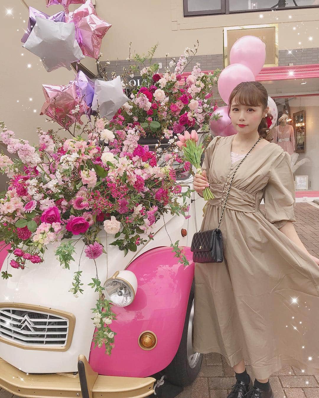 計良日向子（ひなひ）さんのインスタグラム写真 - (計良日向子（ひなひ）Instagram)「. . vintage Qooが7周年を記念して 4/7まで店前にフラワーカーが 登場してるよ(*´ω｀*)💐💗 . . これ可愛すぎた〜😍 ぜひ行ってみてね💗！！ @vintageqoo . . . . ワンピースは、 @fifth_store のものです👗💗 . . . #表参道 #vintage #私服 #coordinate #fashion #fifth #fifthtl #フィフス #ウエストギャザーロングワンピース #ワンピースコーデ #love #instagood」4月5日 18時03分 - kerahinako1105