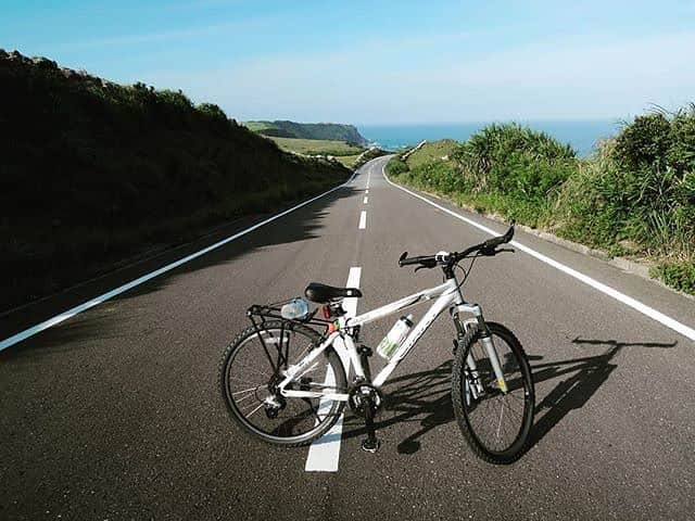 Be.okinawaさんのインスタグラム写真 - (Be.okinawaInstagram)「Cycle across Yonaguni Island, the westernmost island of Japan, to enjoy the Okinawan sun and ocean breeze! 📷:@oncepachiao #yonaguniisland #cycling #straightroad #seaside #beokinawa #visitokinawa」4月5日 18時03分 - visitokinawajapan