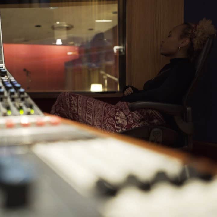 Emeli Sandéのインスタグラム：「Sparrow unplugged! Me and the trusty keys recorded at the legendary @ElectricLadyStudios with the brilliant @RayAngry. 🎹🕯🌙 https://EmeliSande.lnk.to/SparrowAcoustic」