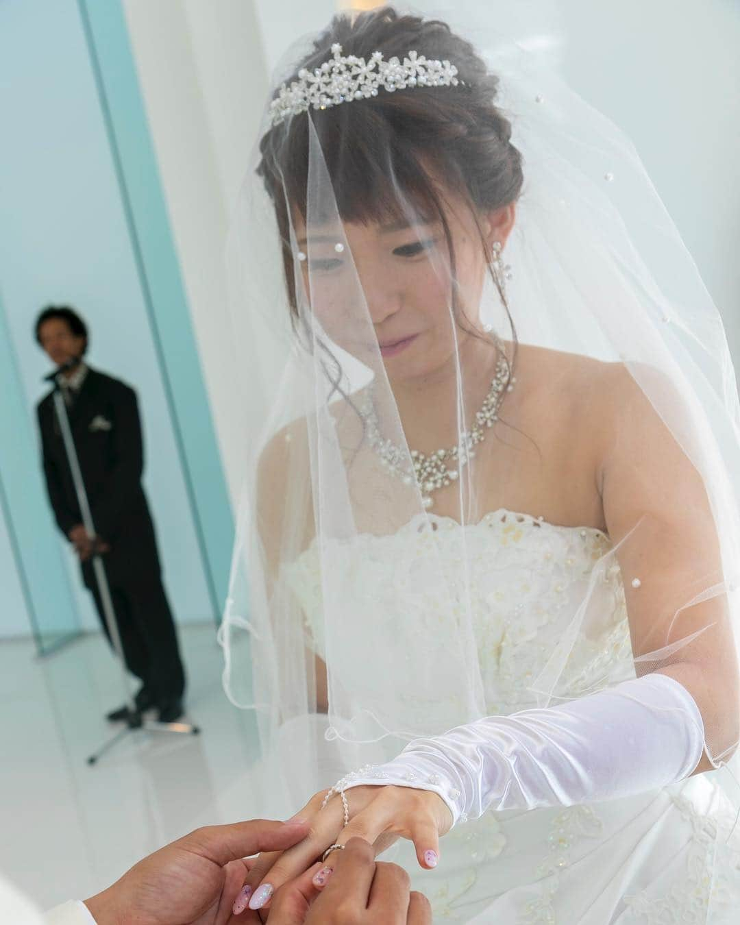 【公式】アールベルアンジェ奈良～結婚式場･ゲストハウス～さんのインスタグラム写真 - (【公式】アールベルアンジェ奈良～結婚式場･ゲストハウス～Instagram)「@artbellangenara をフォローして #アールベルアンジェ奈良 をつけて お写真の投稿おまちしております＊ . ------------------ リング交換の儀式は挙式での大きな見せ場でもあり、その後も記憶に残すとっても素敵なシーン✳︎ そんな一瞬もお写真で一生の宝物として記憶に残しましょ◎ ------------------ . . ブライダルフェアの予約はTOPの URLからしてくださいね⚐ ＞＞＞@artbellangenara . 『#アールベルアンジェ奈良』. のハッシュタグをつけて お写真を投稿してくださいね＊ こちらの公式IG（@artbellangenara ） で取り上げさせていただきます＊ . . . #アールベルアンジェ奈良#結婚式#結婚 #奈良結婚式場#挙式#奈良#チャペル挙式 #関西花嫁#奈良花嫁#ウェディングドレス #ウェディングレポ#挙式レポ #卒花嫁#プレ花嫁#ウェディング #結婚式準備#結婚準備#花嫁準備 #ウェディングフォト#weddingphoto #Otokucon#日本中のプレ花嫁さんと繋がりたい  #weddingtbt #洋装 #ウェディングドレス #チャペル」4月5日 17時57分 - artbellangenara