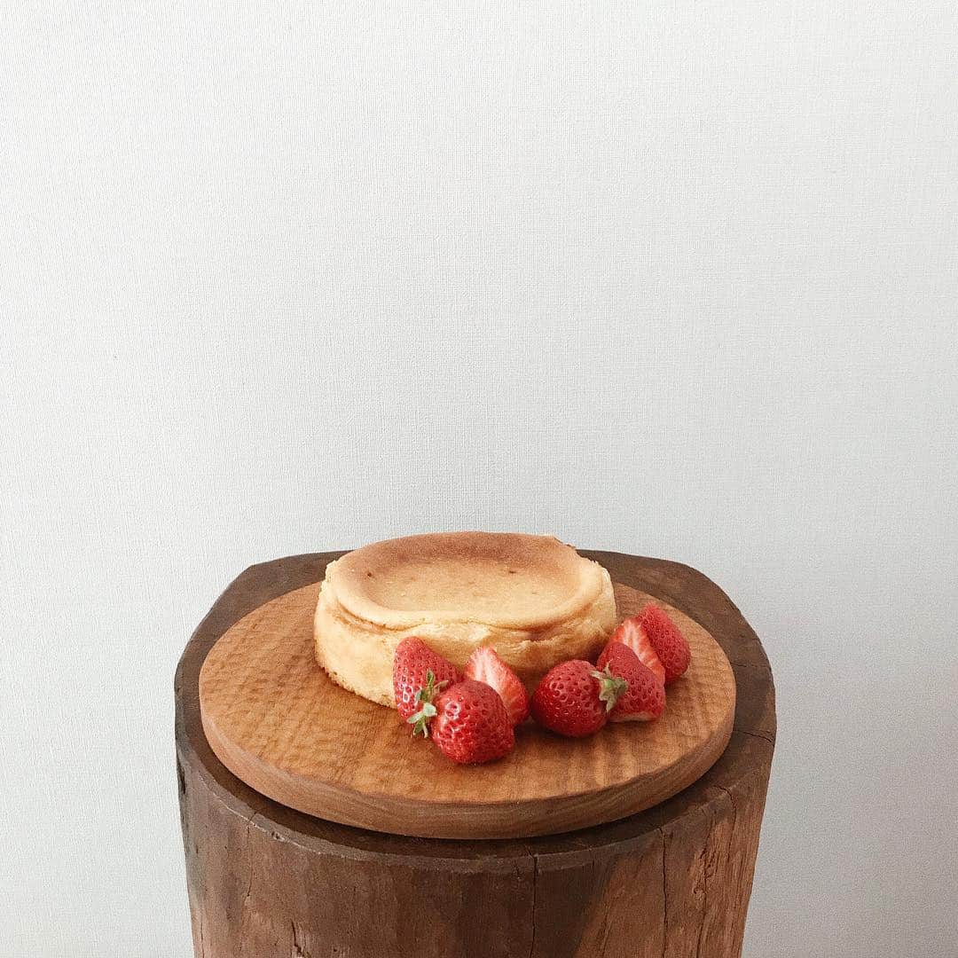 のインスタグラム：「. birthday cake 🎂🎂 せっかく苺の季節なので ほんとはショートケーキ 作りたかったな… 😭 いろいろばたついてるので さっと作れるチーズケーキ。 いよいよ 明日2歳 🧒🏻🧒🏻 #birthdaycake  #ベイクドチーズケーキ #ぱんちゃんおやつ」