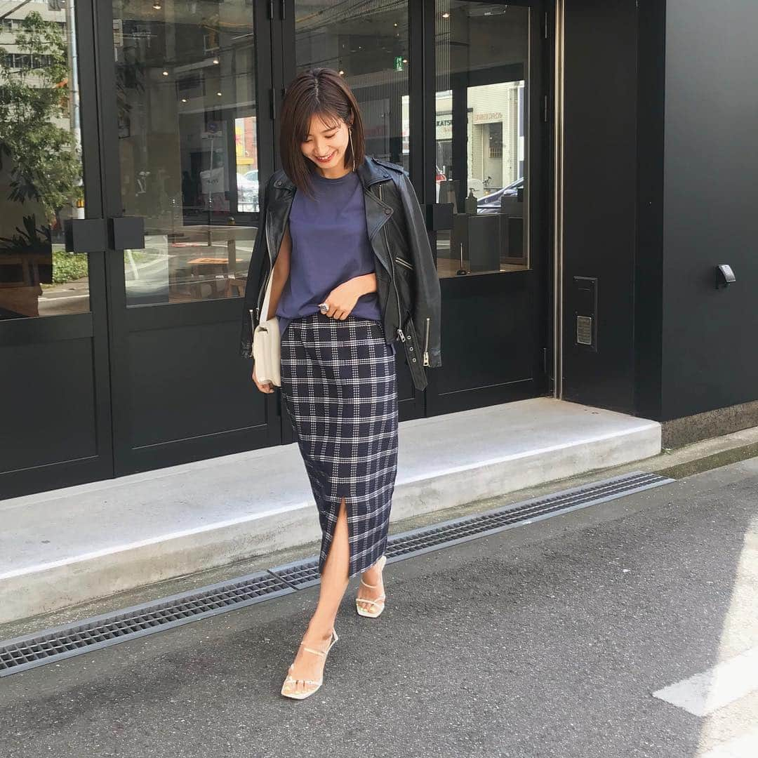 Hiromi Ｍaedaさんのインスタグラム写真 - (Hiromi ＭaedaInstagram)「#outfit ・ 最高気温20℃ 薄着でも平気なのが嬉しい💙 ・ これから活躍しそうなチェックスカートは前に入れたスリットがお気に入り！ ・ ・ tops #yori_japan skirt #normbyhiron accessory #seadsmara shoes #zara bag #celine」4月5日 17時58分 - hiron953