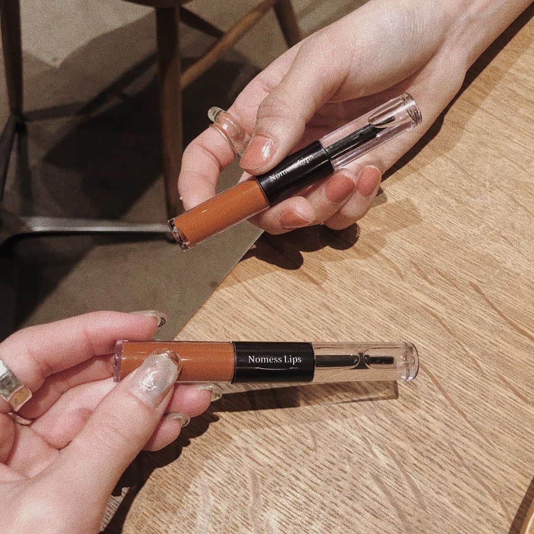 RiLiさんのインスタグラム写真 - (RiLiInstagram)「本当に落ちないと噂のNomess lipsをチェック💄❤︎ ..... コスメの中でもお顔に血色を与えてくれるリップは女の子の必須アイテムだよね💄❤︎でも飲んだり食べたりしてると時間が経つうちに落ちてきちゃうこともしばしば…👀そんな時におススメのアイテムをご紹介しちゃうよっ👑 コスメデボーテから発売されている【Nomess lips】はフィルムカラーとグロスコートの2ステップ仕様になっているのが特徴なのっ💫フィルム状のカラーヴェールが唇にぴったりとついて時間が経っても落ちずに綺麗な発色を持続してくれるんだとか🧐❣ 塗っただけで旬顔になれちゃう🍊🧡？お洒落女子に人気のテラコッタカラーもあるみたいだから気になった子はぜひ試してみてはいかが👀❤︎ ❣ ❣ ❣ ❣ ❣ サイトやSNSで掲載させていただくお写真募集中😘📸 かわいいコーデやアイテム、注目スポットなどが撮れたら、ハッシュタグ→#rili_tokyo  を付けて投稿❗ ． Special Thanks💋 Photo by @rii_maru @har_326 @moon_486 @saki7905 @erii_0311 @rii_maru @__riisaaa @ntmrap @dkmlike ． #春 #春コーデ  #Nomesslips�#リップ #コスメ #グロス #テラコッタ #ワントーンコーデ #シンプルコーデ  #カジュアルコーデ #ガーリーコーデ #置き画 #置き画くら部 #今日のコーデ #コーデ #コーディネート #RiLi  #おしゃれさんと繋がりたい #お洒落さんと繋がりたい #ファッション #패션스타그램 #ootd #outfit」4月5日 18時00分 - rili.tokyo