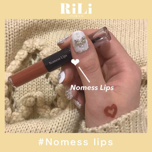 RiLiさんのインスタグラム写真 - (RiLiInstagram)「本当に落ちないと噂のNomess lipsをチェック💄❤︎ ..... コスメの中でもお顔に血色を与えてくれるリップは女の子の必須アイテムだよね💄❤︎でも飲んだり食べたりしてると時間が経つうちに落ちてきちゃうこともしばしば…👀そんな時におススメのアイテムをご紹介しちゃうよっ👑 コスメデボーテから発売されている【Nomess lips】はフィルムカラーとグロスコートの2ステップ仕様になっているのが特徴なのっ💫フィルム状のカラーヴェールが唇にぴったりとついて時間が経っても落ちずに綺麗な発色を持続してくれるんだとか🧐❣ 塗っただけで旬顔になれちゃう🍊🧡？お洒落女子に人気のテラコッタカラーもあるみたいだから気になった子はぜひ試してみてはいかが👀❤︎ ❣ ❣ ❣ ❣ ❣ サイトやSNSで掲載させていただくお写真募集中😘📸 かわいいコーデやアイテム、注目スポットなどが撮れたら、ハッシュタグ→#rili_tokyo  を付けて投稿❗ ． Special Thanks💋 Photo by @rii_maru @har_326 @moon_486 @saki7905 @erii_0311 @rii_maru @__riisaaa @ntmrap @dkmlike ． #春 #春コーデ  #Nomesslips�#リップ #コスメ #グロス #テラコッタ #ワントーンコーデ #シンプルコーデ  #カジュアルコーデ #ガーリーコーデ #置き画 #置き画くら部 #今日のコーデ #コーデ #コーディネート #RiLi  #おしゃれさんと繋がりたい #お洒落さんと繋がりたい #ファッション #패션스타그램 #ootd #outfit」4月5日 18時00分 - rili.tokyo