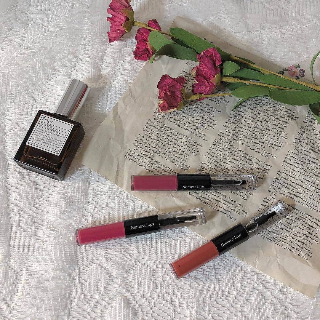 RiLiさんのインスタグラム写真 - (RiLiInstagram)「本当に落ちないと噂のNomess lipsをチェック💄❤︎ ..... コスメの中でもお顔に血色を与えてくれるリップは女の子の必須アイテムだよね💄❤︎でも飲んだり食べたりしてると時間が経つうちに落ちてきちゃうこともしばしば…👀そんな時におススメのアイテムをご紹介しちゃうよっ👑 コスメデボーテから発売されている【Nomess lips】はフィルムカラーとグロスコートの2ステップ仕様になっているのが特徴なのっ💫フィルム状のカラーヴェールが唇にぴったりとついて時間が経っても落ちずに綺麗な発色を持続してくれるんだとか🧐❣ 塗っただけで旬顔になれちゃう🍊🧡？お洒落女子に人気のテラコッタカラーもあるみたいだから気になった子はぜひ試してみてはいかが👀❤︎ ❣ ❣ ❣ ❣ ❣ サイトやSNSで掲載させていただくお写真募集中😘📸 かわいいコーデやアイテム、注目スポットなどが撮れたら、ハッシュタグ→#rili_tokyo  を付けて投稿❗ ． Special Thanks💋 Photo by @rii_maru @har_326 @moon_486 @saki7905 @erii_0311 @rii_maru @__riisaaa @ntmrap @dkmlike ． #春 #春コーデ  #Nomesslips�#リップ #コスメ #グロス #テラコッタ #ワントーンコーデ #シンプルコーデ  #カジュアルコーデ #ガーリーコーデ #置き画 #置き画くら部 #今日のコーデ #コーデ #コーディネート #RiLi  #おしゃれさんと繋がりたい #お洒落さんと繋がりたい #ファッション #패션스타그램 #ootd #outfit」4月5日 18時00分 - rili.tokyo