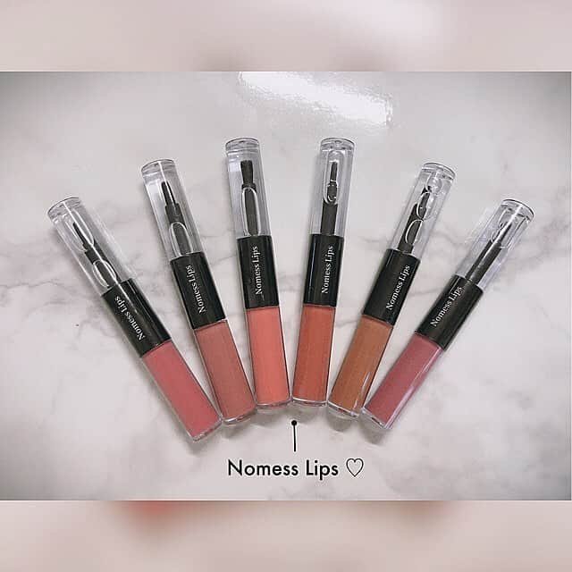 RiLiさんのインスタグラム写真 - (RiLiInstagram)「本当に落ちないと噂のNomess lipsをチェック💄❤︎ ..... コスメの中でもお顔に血色を与えてくれるリップは女の子の必須アイテムだよね💄❤︎でも飲んだり食べたりしてると時間が経つうちに落ちてきちゃうこともしばしば…👀そんな時におススメのアイテムをご紹介しちゃうよっ👑 コスメデボーテから発売されている【Nomess lips】はフィルムカラーとグロスコートの2ステップ仕様になっているのが特徴なのっ💫フィルム状のカラーヴェールが唇にぴったりとついて時間が経っても落ちずに綺麗な発色を持続してくれるんだとか🧐❣ 塗っただけで旬顔になれちゃう🍊🧡？お洒落女子に人気のテラコッタカラーもあるみたいだから気になった子はぜひ試してみてはいかが👀❤︎ ❣ ❣ ❣ ❣ ❣ サイトやSNSで掲載させていただくお写真募集中😘📸 かわいいコーデやアイテム、注目スポットなどが撮れたら、ハッシュタグ→#rili_tokyo  を付けて投稿❗ ． Special Thanks💋 Photo by @rii_maru @har_326 @moon_486 @saki7905 @erii_0311 @rii_maru @__riisaaa @ntmrap @dkmlike ． #春 #春コーデ  #Nomesslips�#リップ #コスメ #グロス #テラコッタ #ワントーンコーデ #シンプルコーデ  #カジュアルコーデ #ガーリーコーデ #置き画 #置き画くら部 #今日のコーデ #コーデ #コーディネート #RiLi  #おしゃれさんと繋がりたい #お洒落さんと繋がりたい #ファッション #패션스타그램 #ootd #outfit」4月5日 18時00分 - rili.tokyo