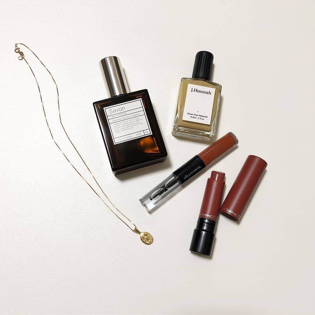 RiLiさんのインスタグラム写真 - (RiLiInstagram)「本当に落ちないと噂のNomess lipsをチェック💄❤︎ ..... コスメの中でもお顔に血色を与えてくれるリップは女の子の必須アイテムだよね💄❤︎でも飲んだり食べたりしてると時間が経つうちに落ちてきちゃうこともしばしば…👀そんな時におススメのアイテムをご紹介しちゃうよっ👑 コスメデボーテから発売されている【Nomess lips】はフィルムカラーとグロスコートの2ステップ仕様になっているのが特徴なのっ💫フィルム状のカラーヴェールが唇にぴったりとついて時間が経っても落ちずに綺麗な発色を持続してくれるんだとか🧐❣ 塗っただけで旬顔になれちゃう🍊🧡？お洒落女子に人気のテラコッタカラーもあるみたいだから気になった子はぜひ試してみてはいかが👀❤︎ ❣ ❣ ❣ ❣ ❣ サイトやSNSで掲載させていただくお写真募集中😘📸 かわいいコーデやアイテム、注目スポットなどが撮れたら、ハッシュタグ→#rili_tokyo  を付けて投稿❗ ． Special Thanks💋 Photo by @rii_maru @har_326 @moon_486 @saki7905 @erii_0311 @rii_maru @__riisaaa @ntmrap @dkmlike ． #春 #春コーデ  #Nomesslips�#リップ #コスメ #グロス #テラコッタ #ワントーンコーデ #シンプルコーデ  #カジュアルコーデ #ガーリーコーデ #置き画 #置き画くら部 #今日のコーデ #コーデ #コーディネート #RiLi  #おしゃれさんと繋がりたい #お洒落さんと繋がりたい #ファッション #패션스타그램 #ootd #outfit」4月5日 18時00分 - rili.tokyo